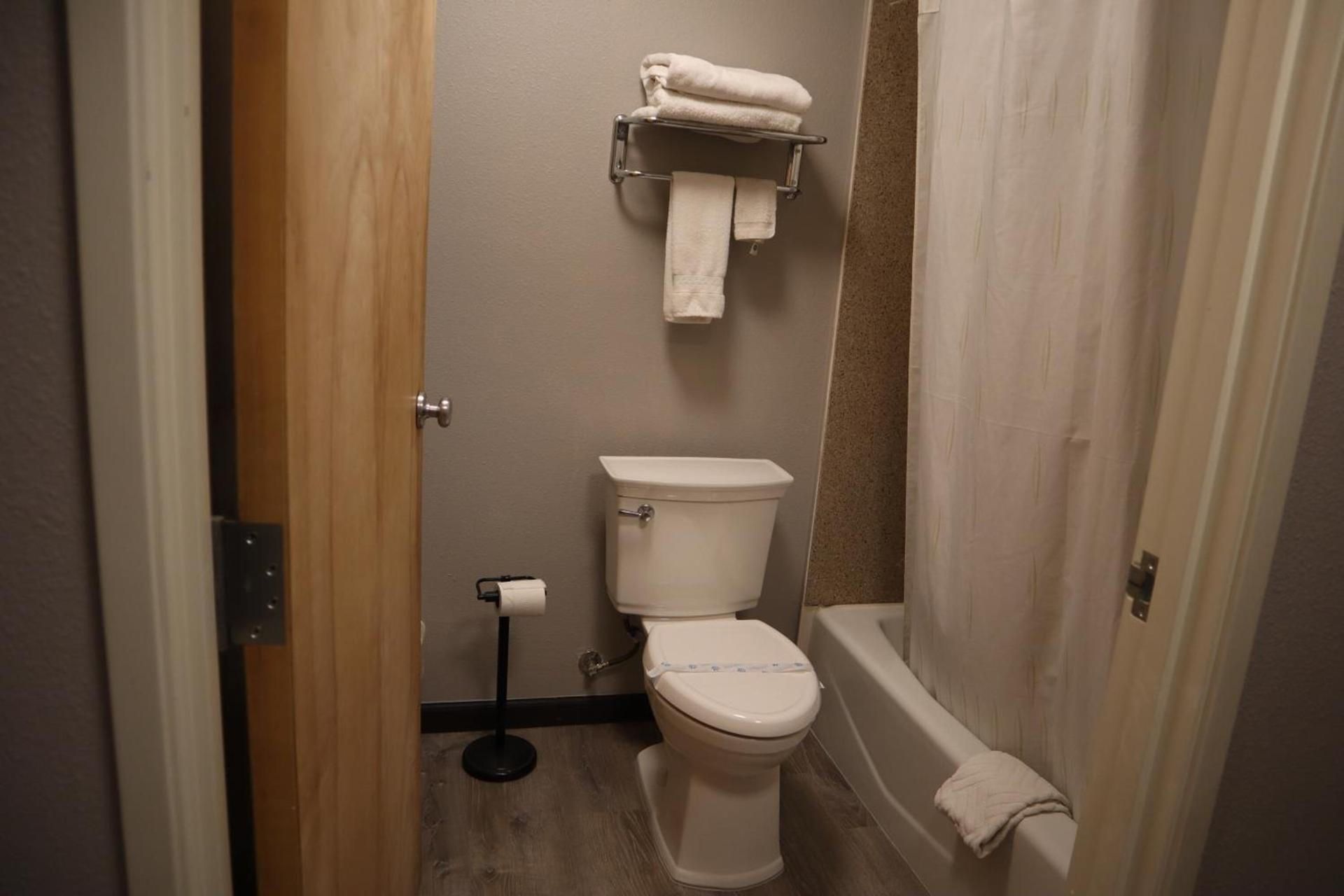Express Inn & Suites Eugene photo 32