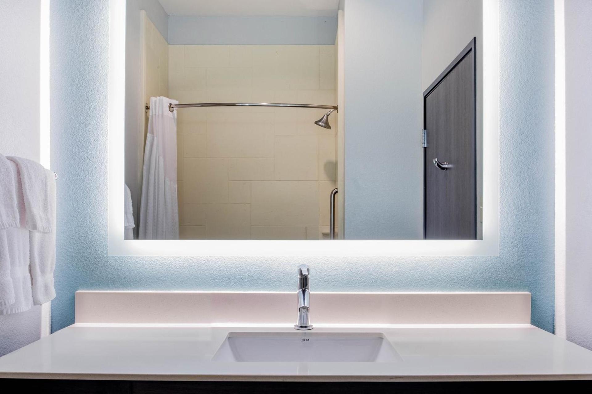 La Quinta Inn & Suites by Wyndham Northlake Ft. Worth photo 19
