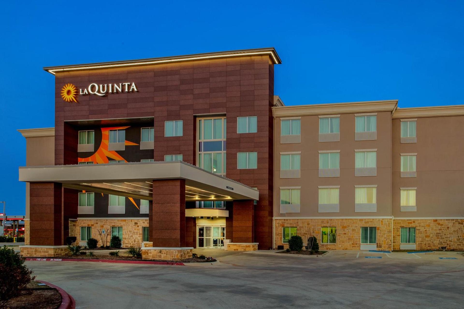 La Quinta Inn & Suites by Wyndham Northlake Ft. Worth photo 21