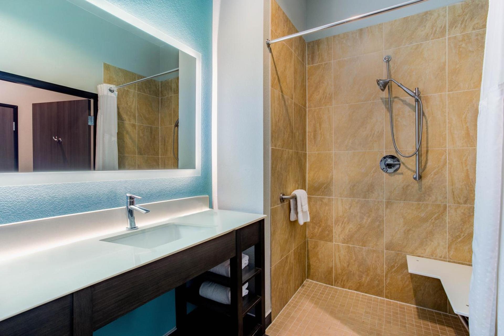 La Quinta Inn & Suites by Wyndham Northlake Ft. Worth photo 25