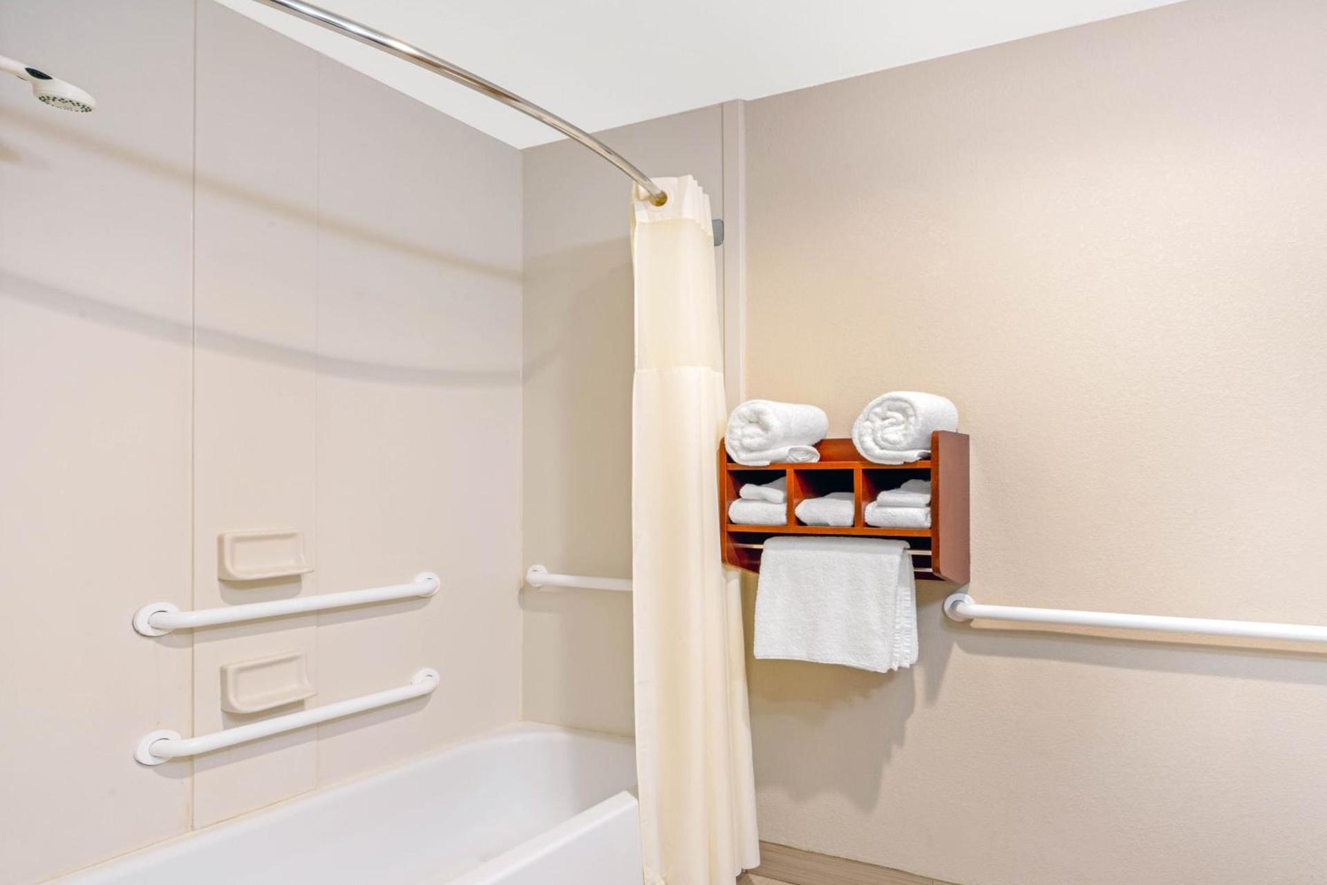 La Quinta by Wyndham Midwest City - Tinker AFB photo 34