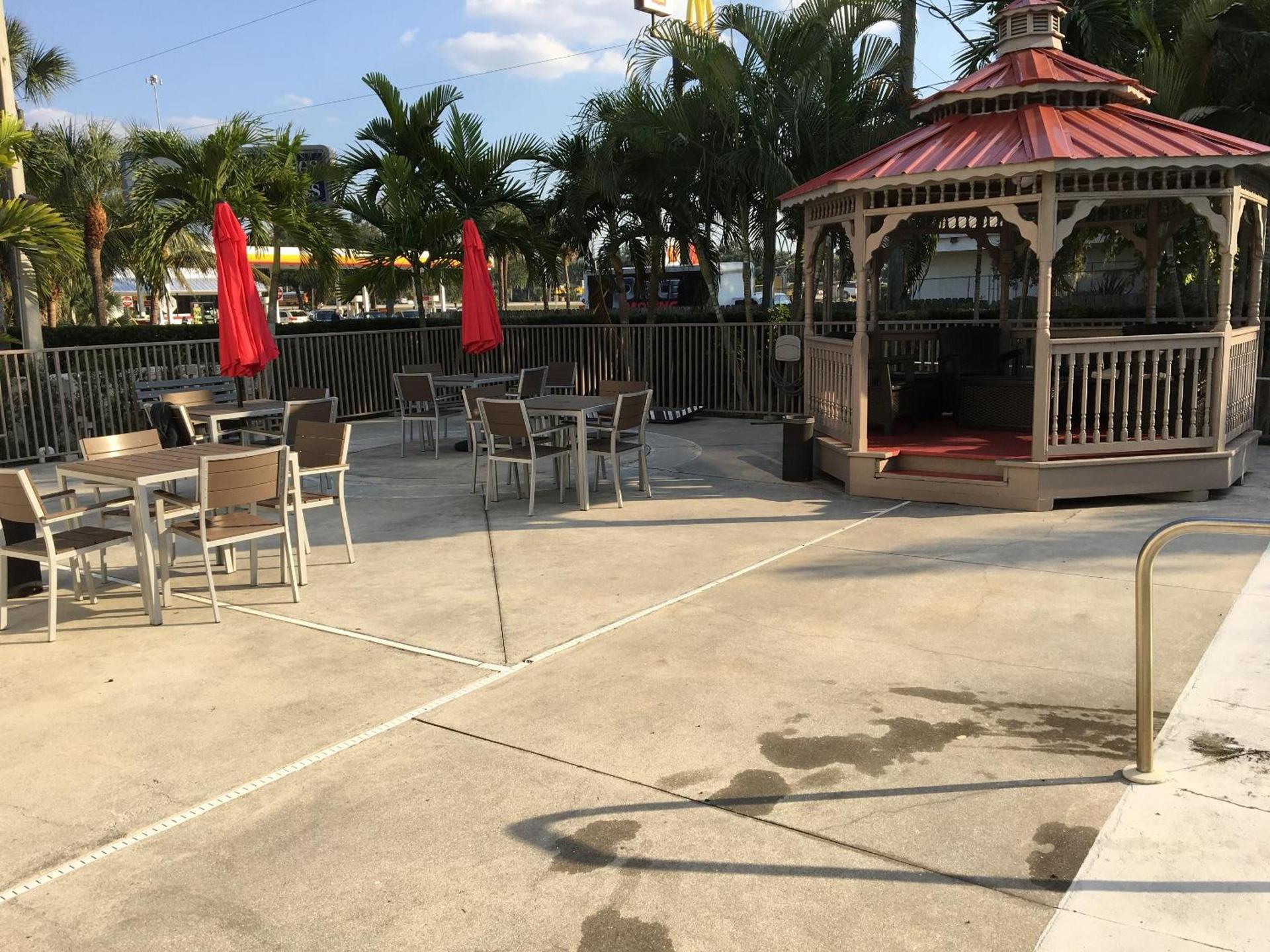 Days Inn & Suites by Wyndham Bonita Springs North Naples photo 2