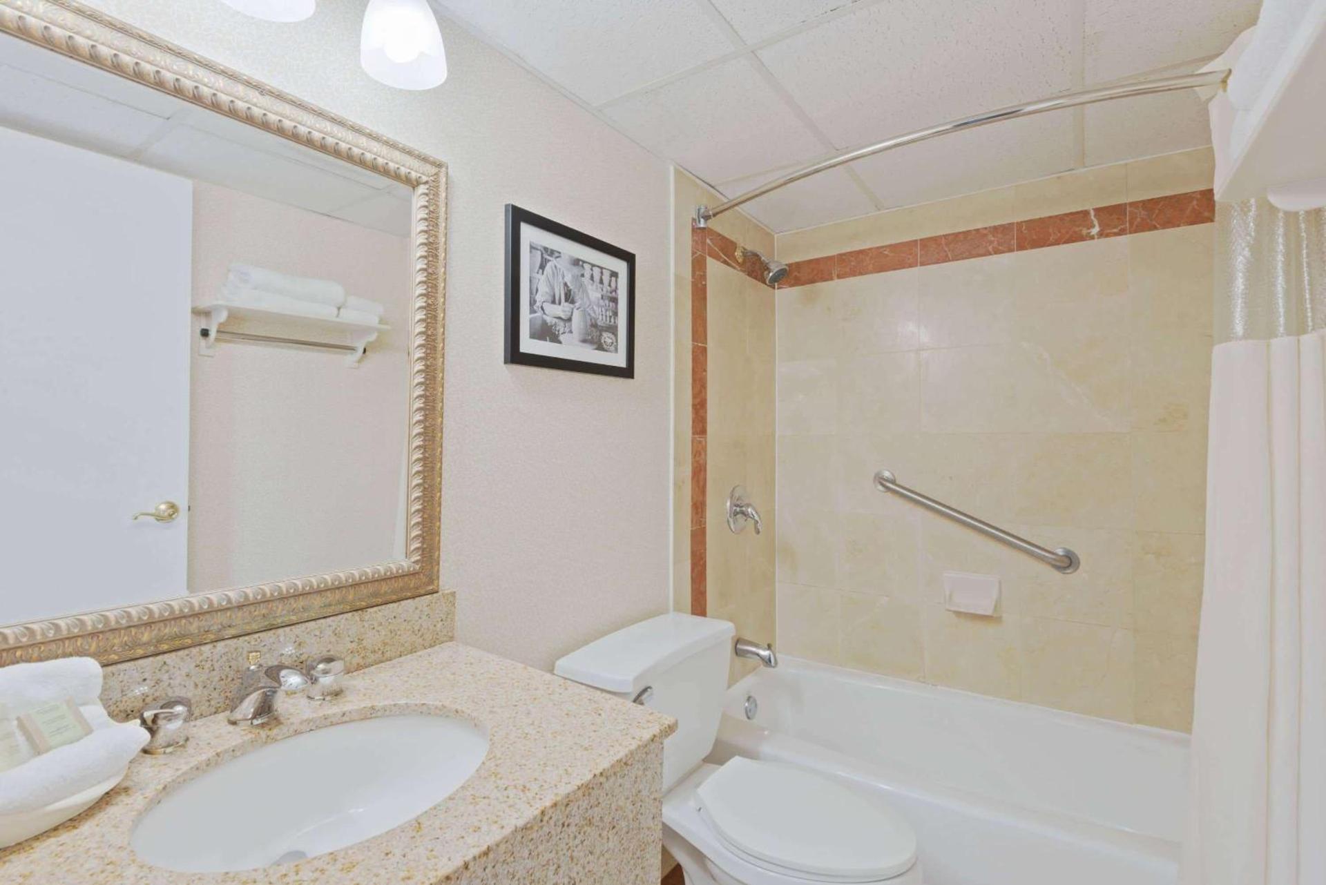 Super 8 by Wyndham Sturbridge photo 12