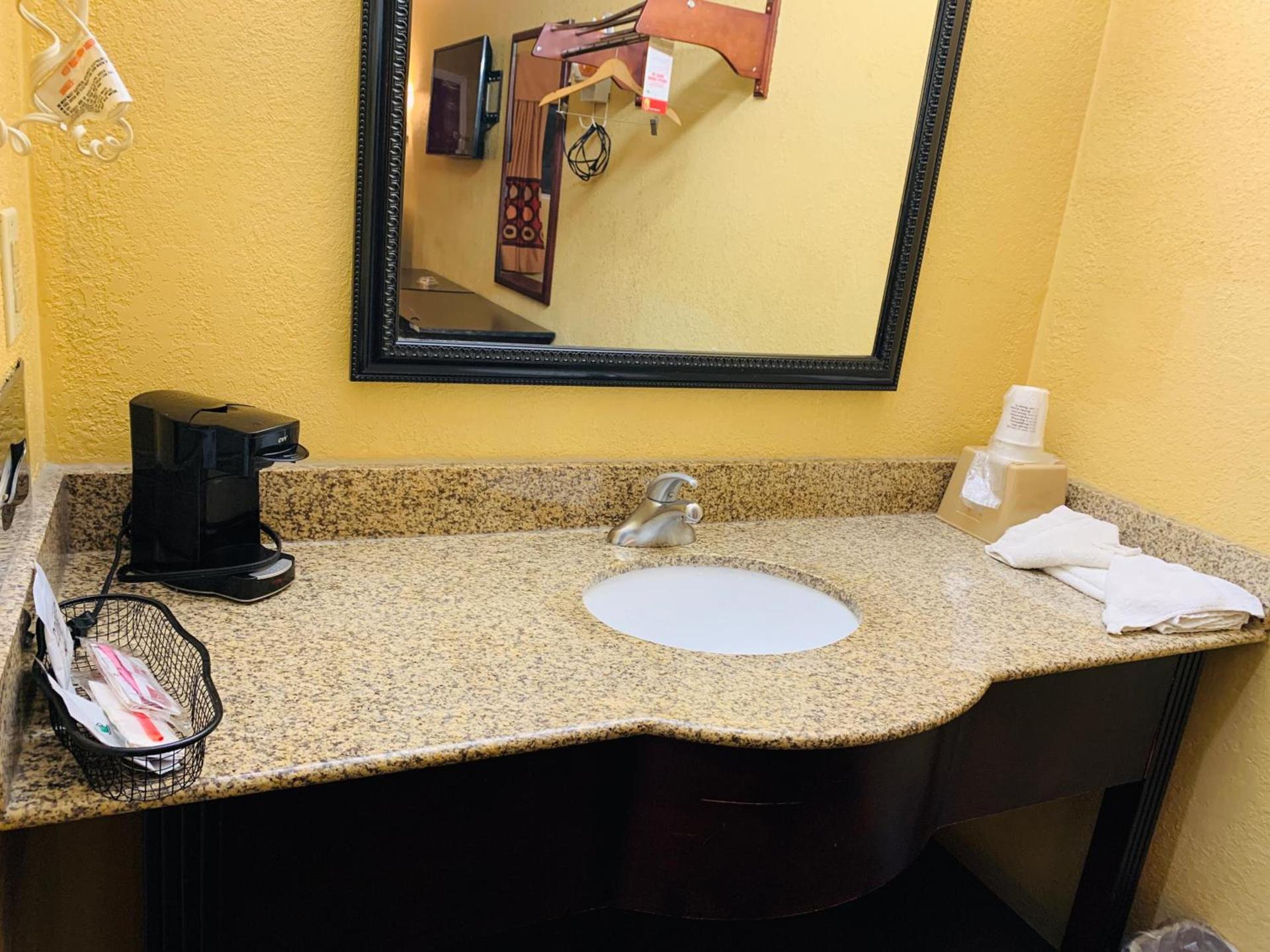 Super 8 by Wyndham Cincinnati-Springdale OH photo 56