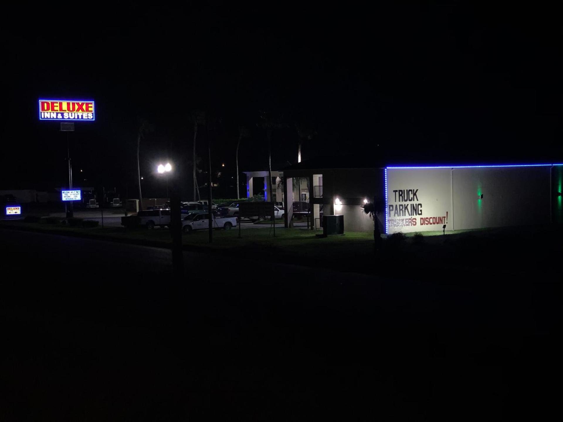 Deluxe Inn and Suites photo 16