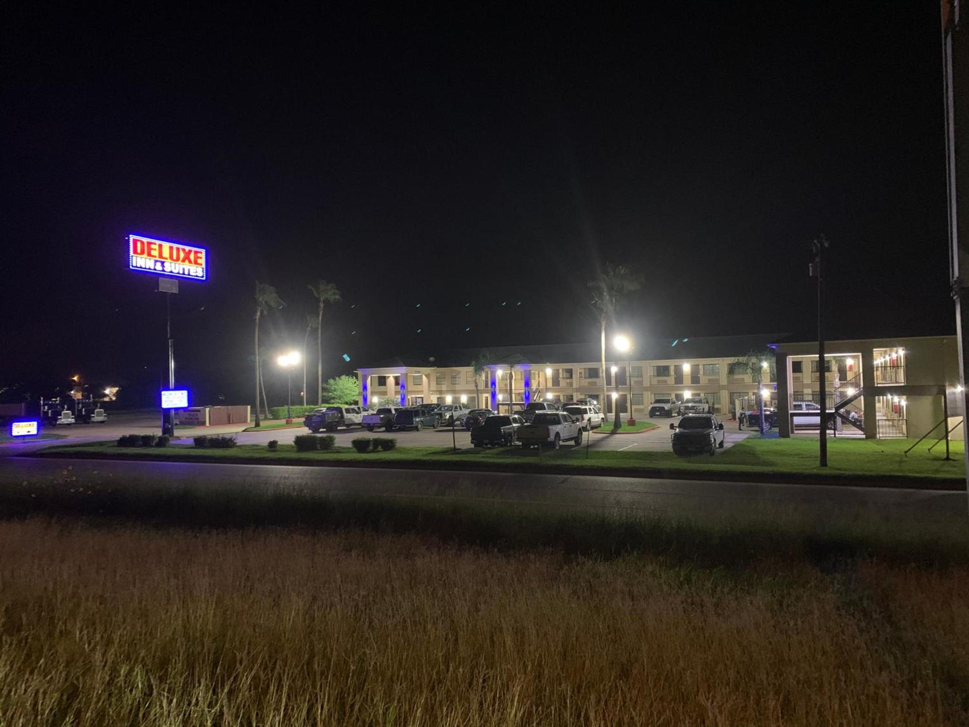 Deluxe Inn and Suites photo 15