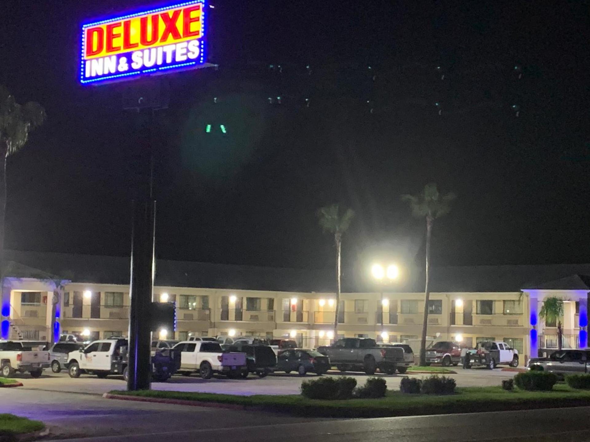 Deluxe Inn and Suites photo 12