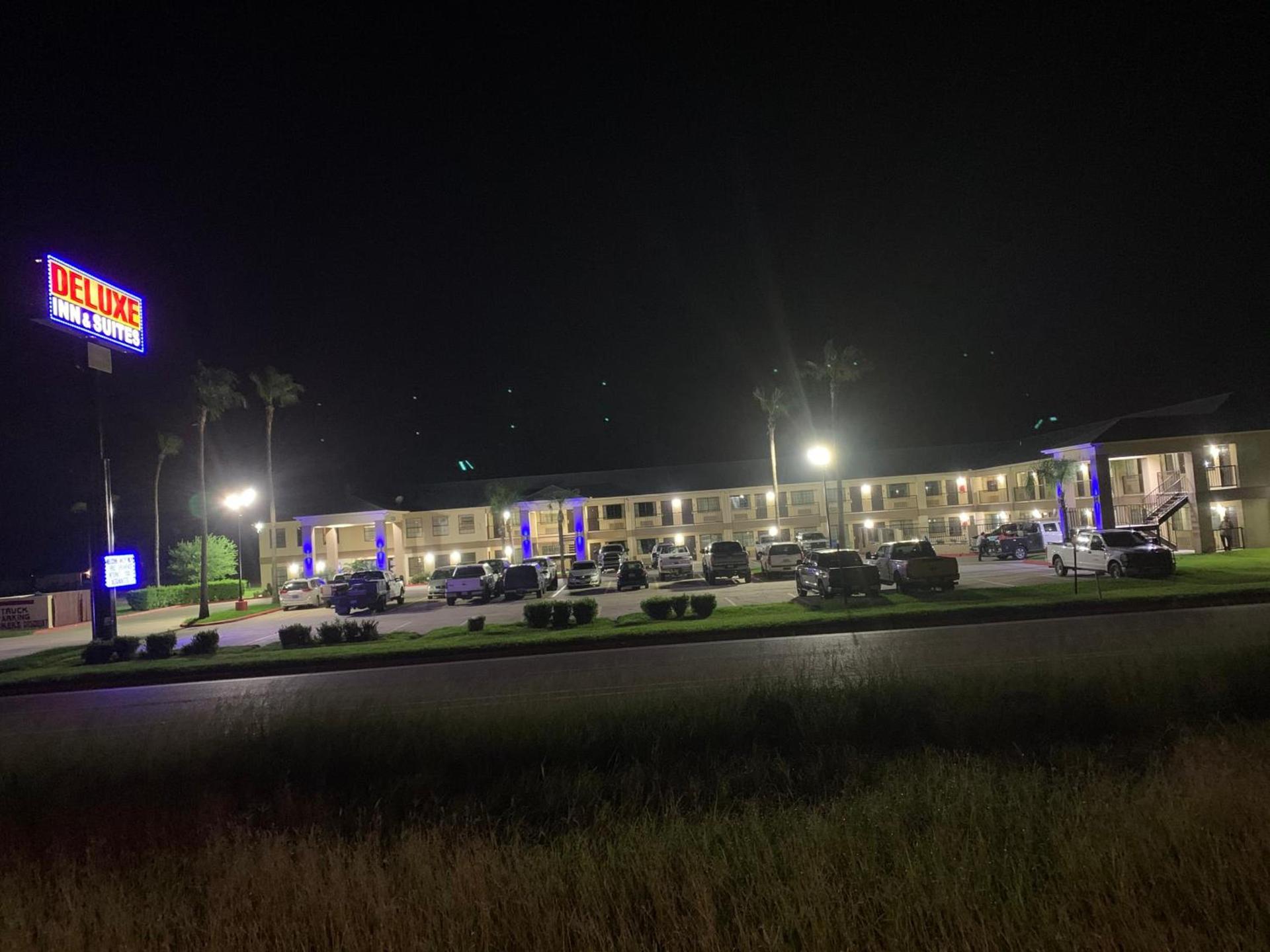 Deluxe Inn and Suites photo 11