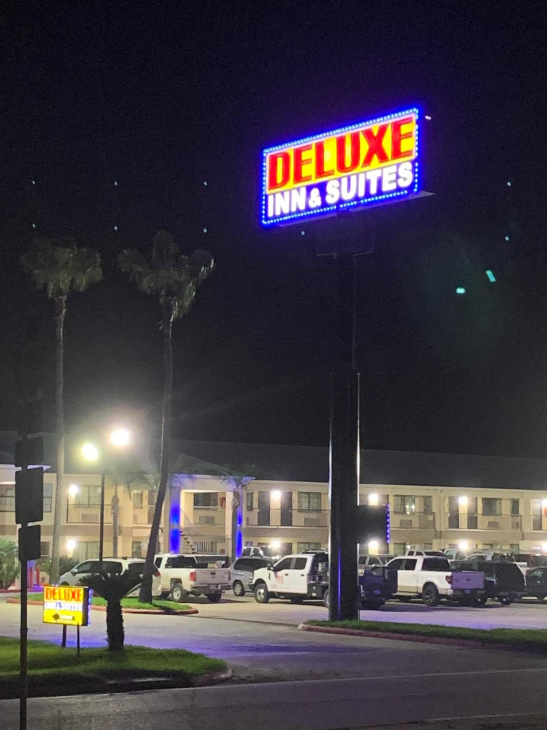 Deluxe Inn and Suites photo 10