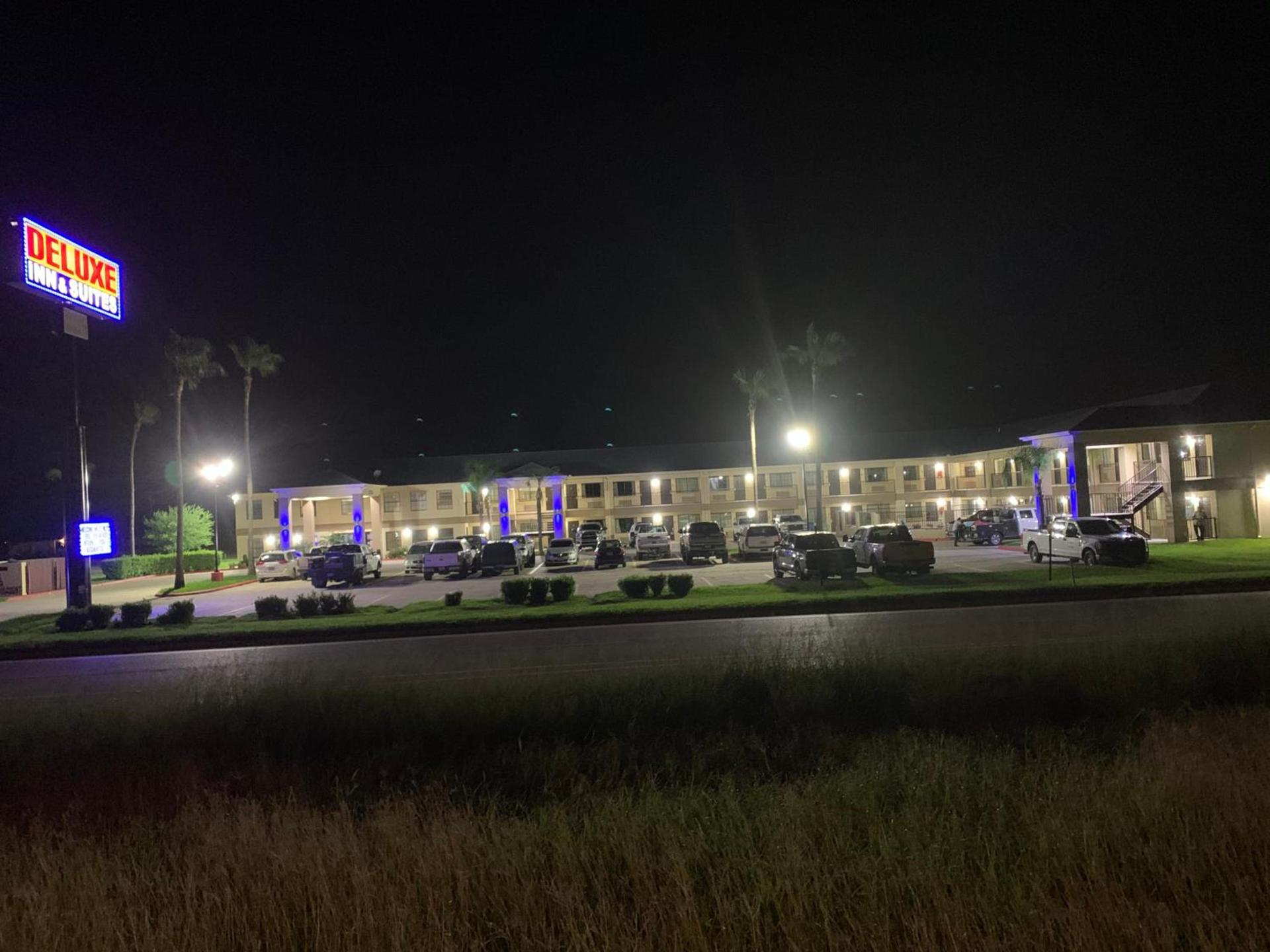 Deluxe Inn and Suites photo 9