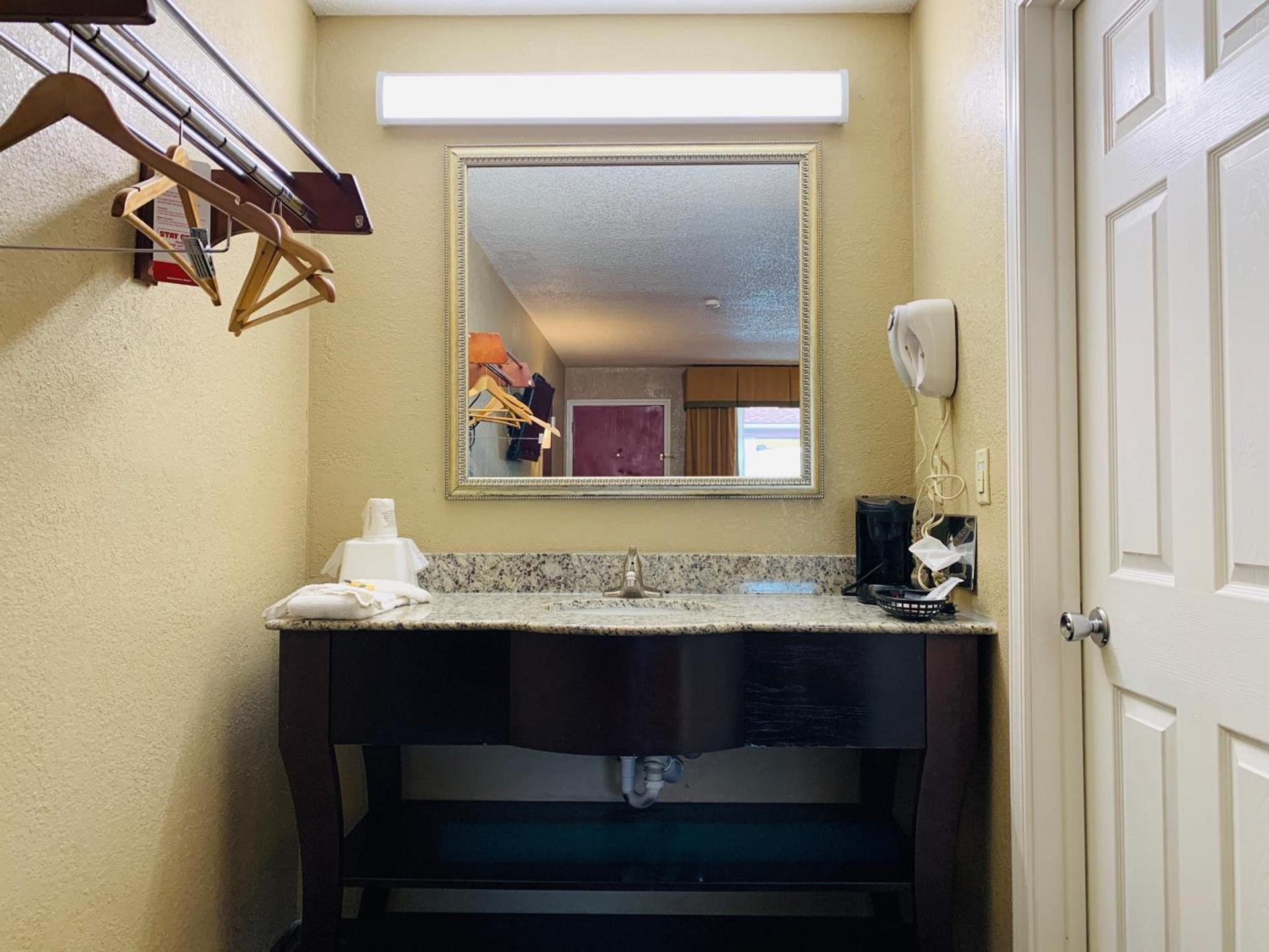 Super 8 by Wyndham Cincinnati-Springdale OH photo 53