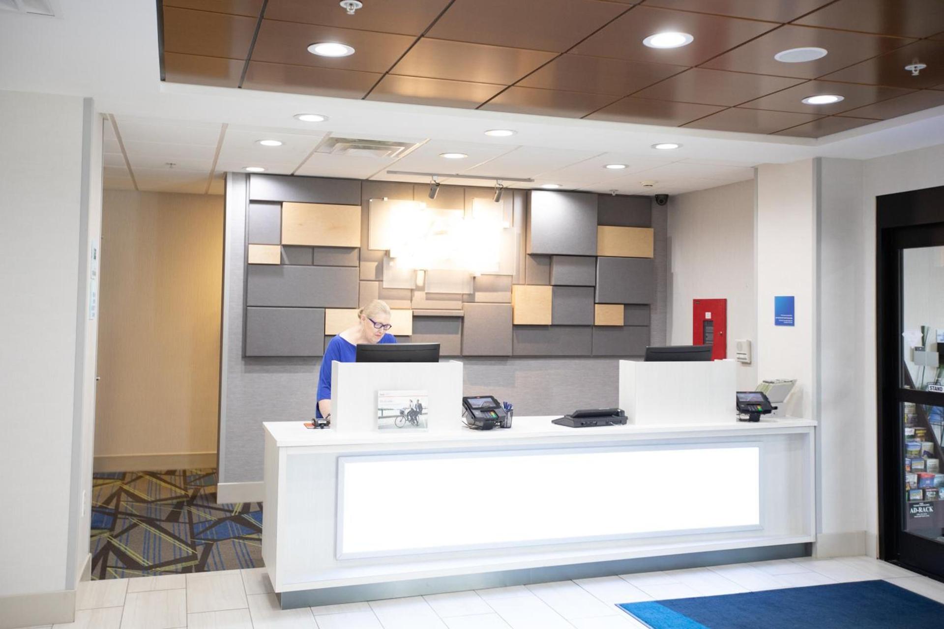 Holiday Inn Express & Suites Knoxville-Farragut by IHG photo 13