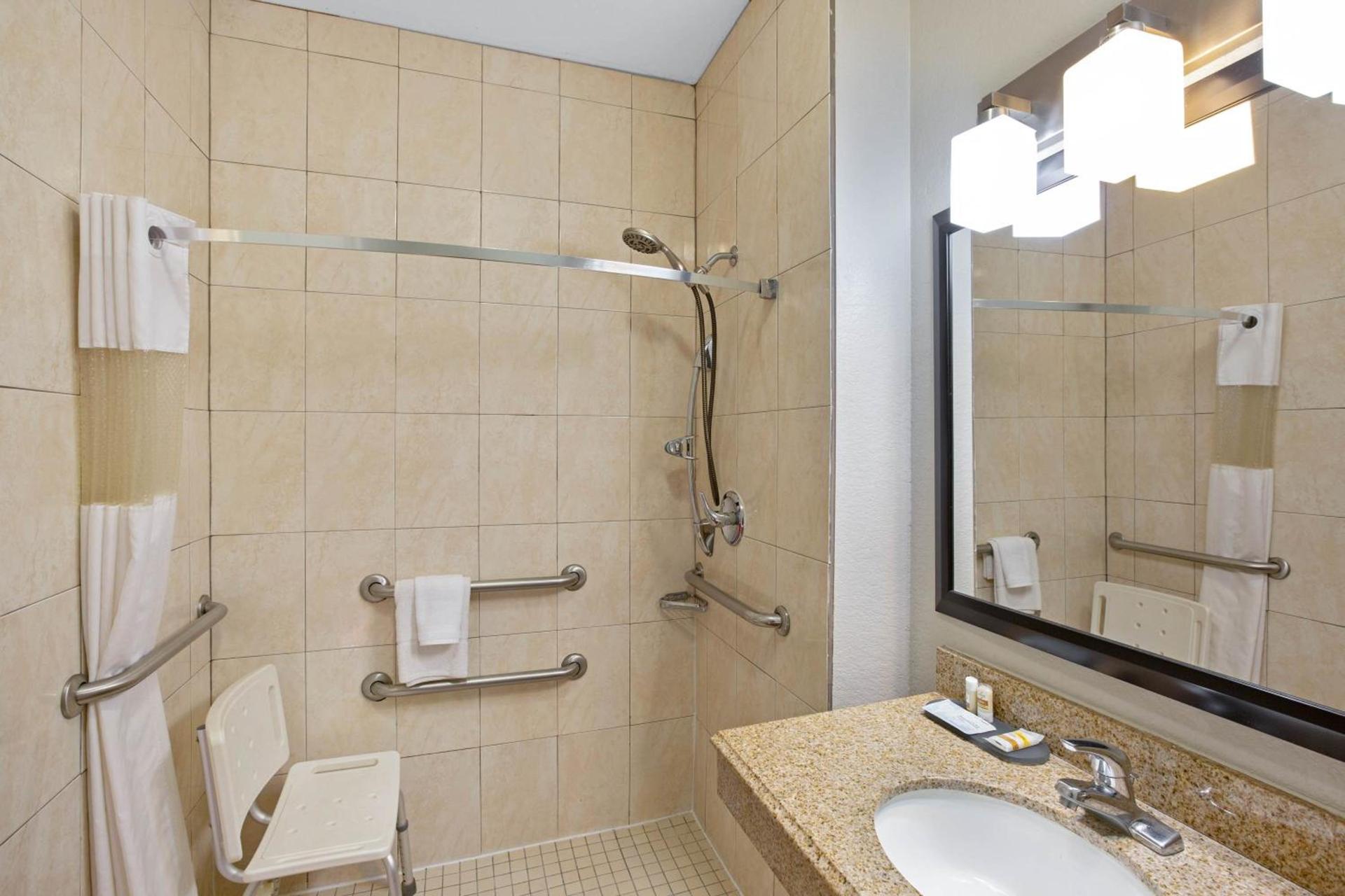 La Quinta by Wyndham Pearland photo 7