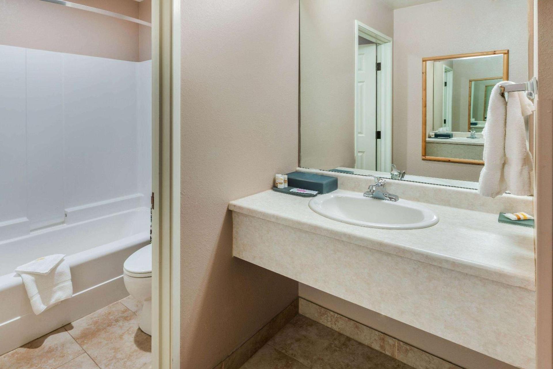 La Quinta by Wyndham Belgrade - Bozeman Airport photo 16
