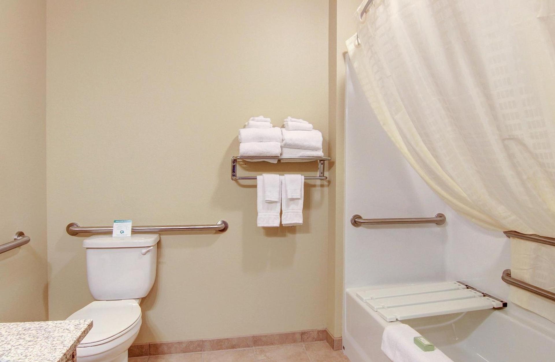 Cobblestone Inn & Suites Steele photo 4