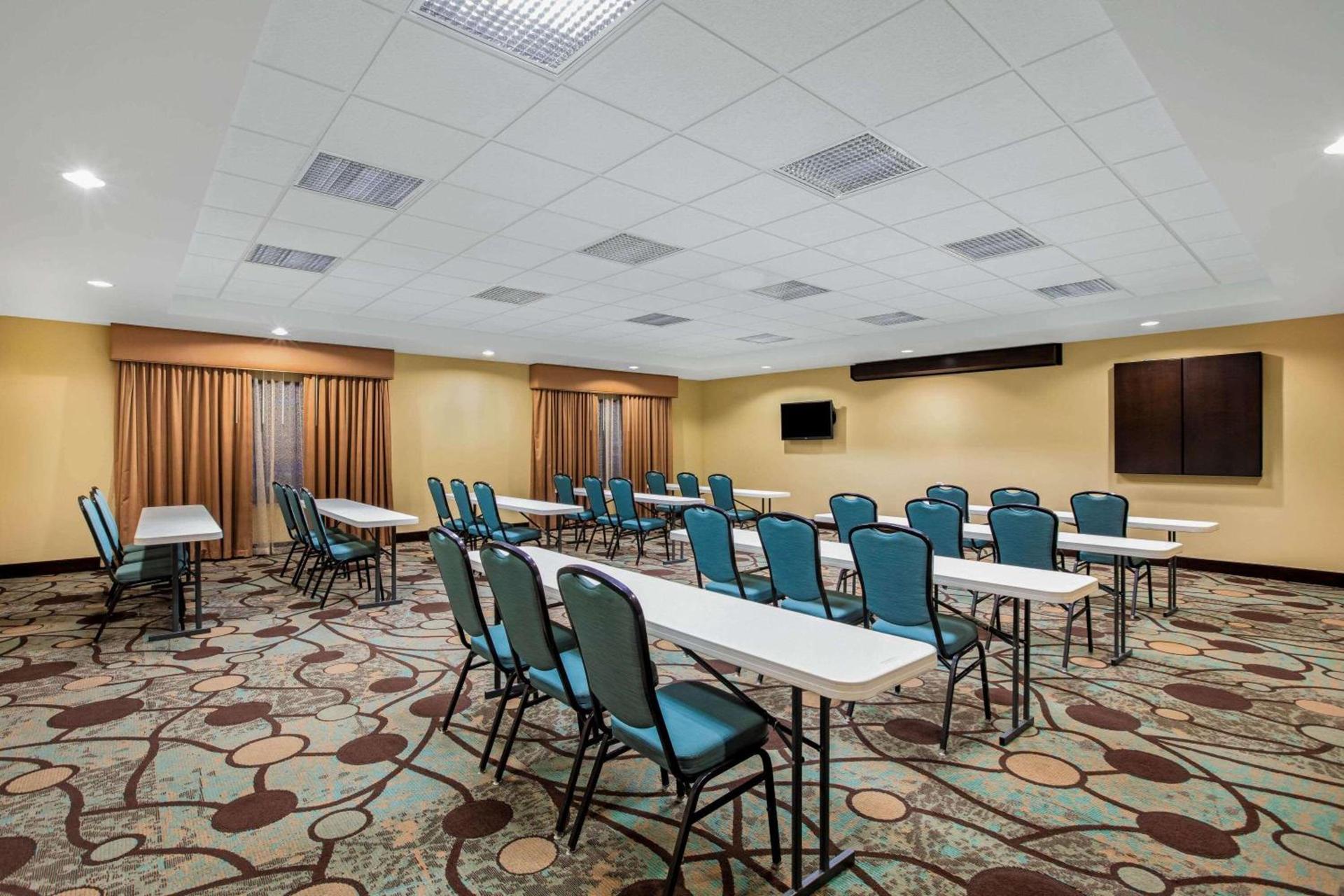 La Quinta by Wyndham Sioux Falls photo 43
