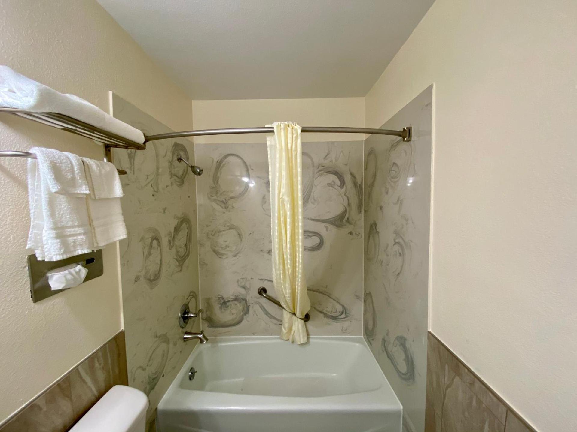 Roswell Inn photo 3