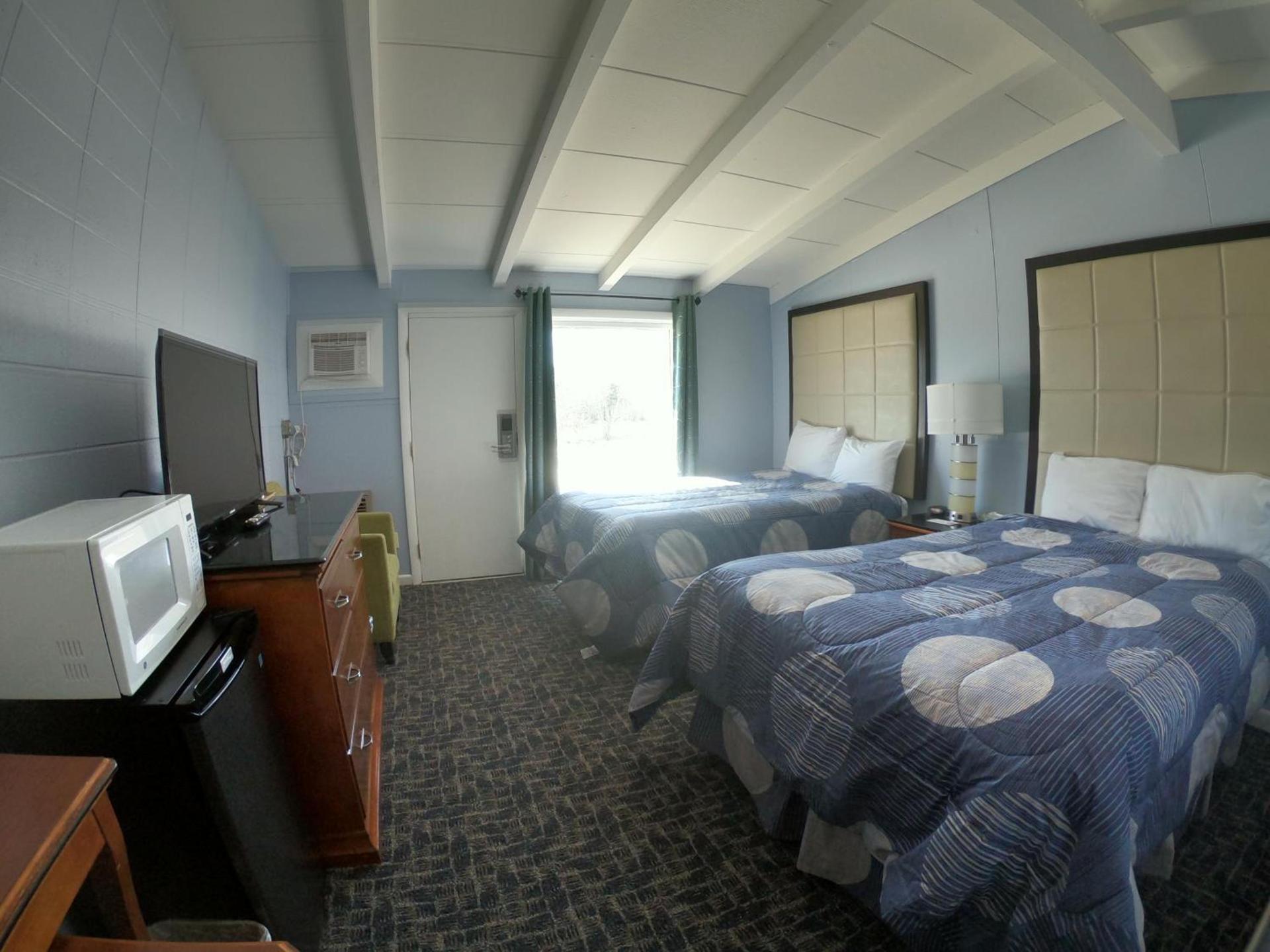 Copper Lantern Motor Lodge photo 2
