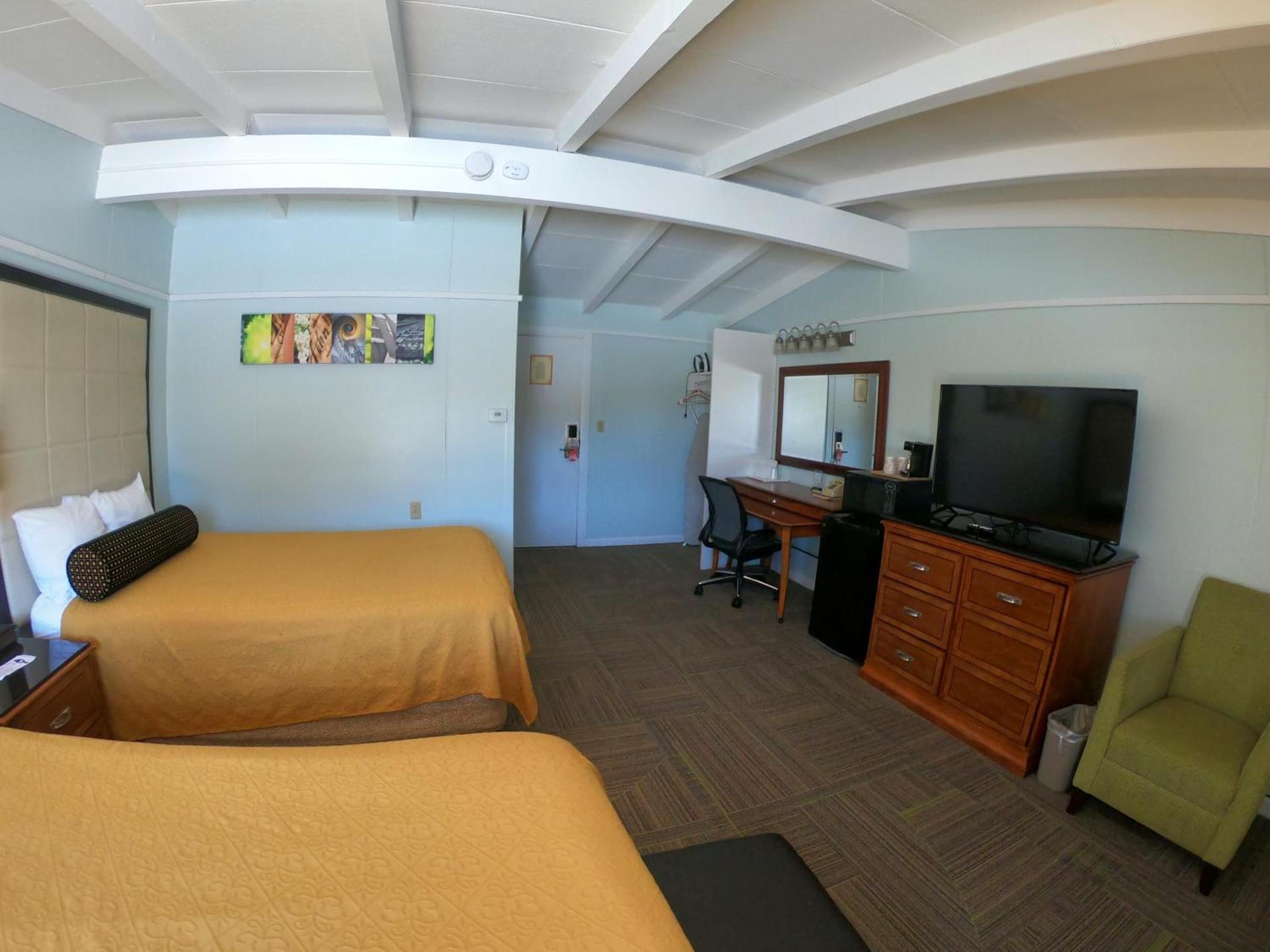 Copper Lantern Motor Lodge photo 42