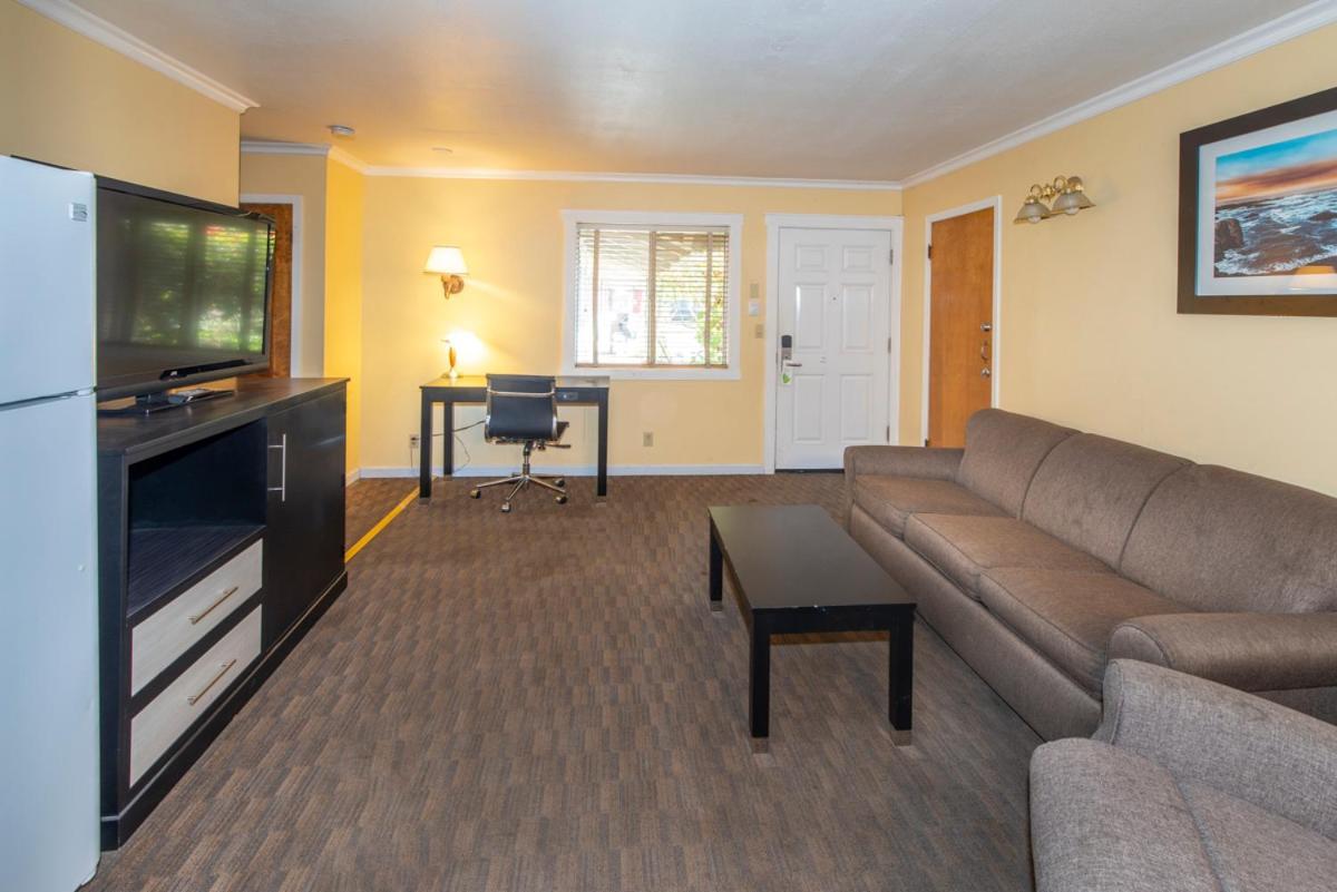 Surf Motel and Gardens photo 14