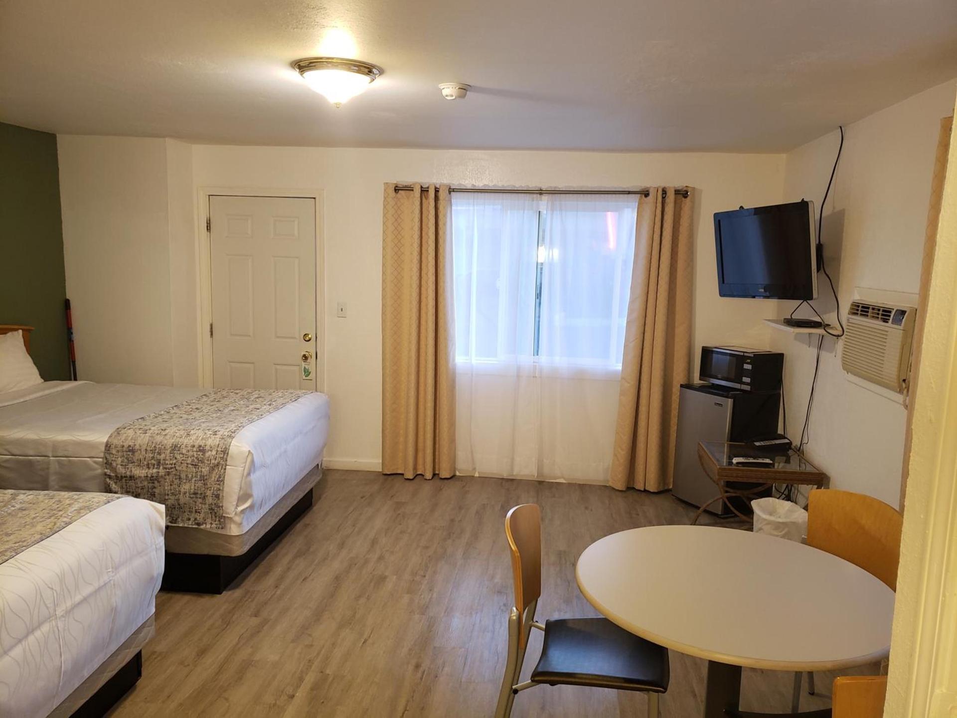 Deluxe Inn photo 21