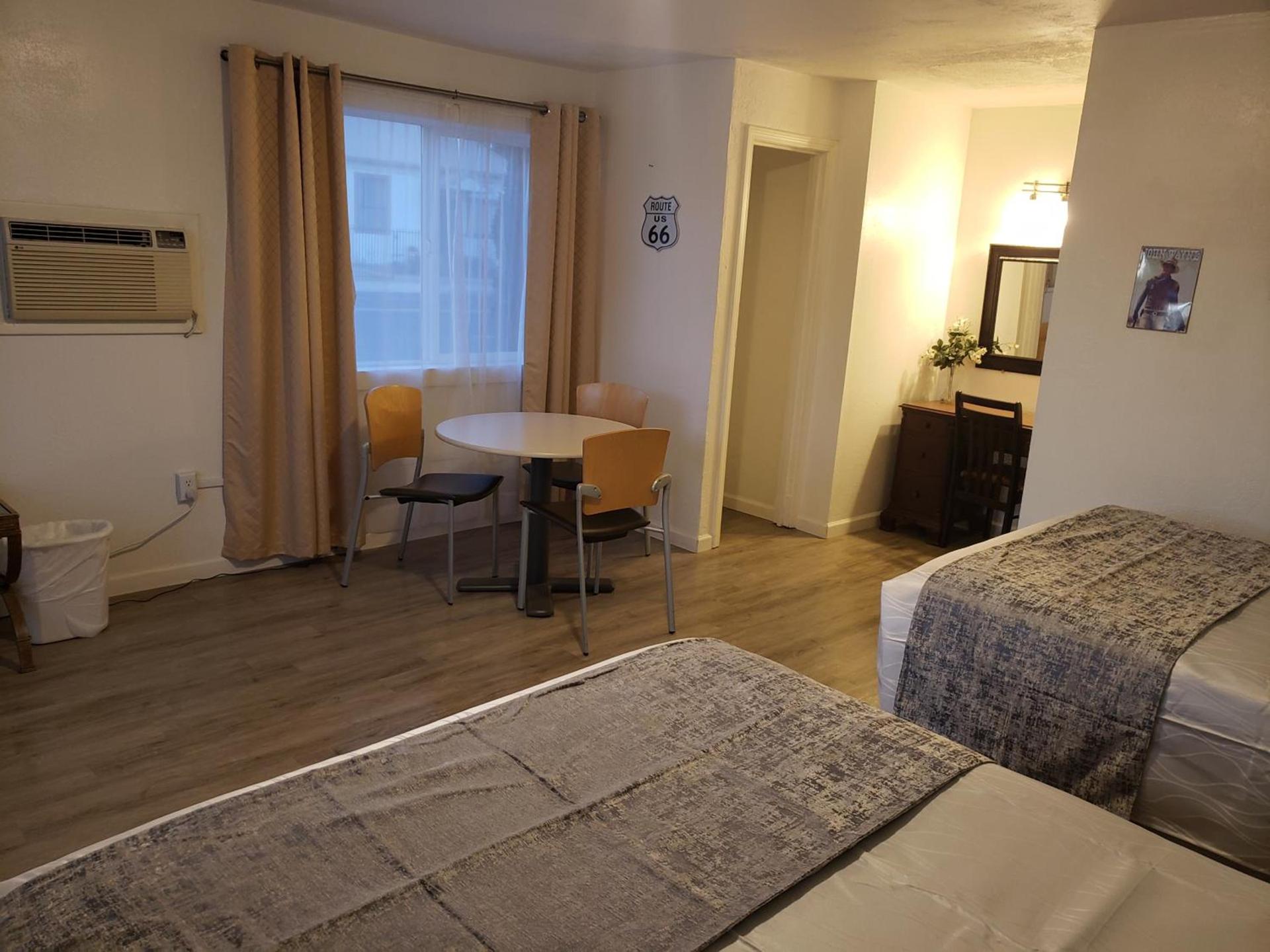 Deluxe Inn photo 19