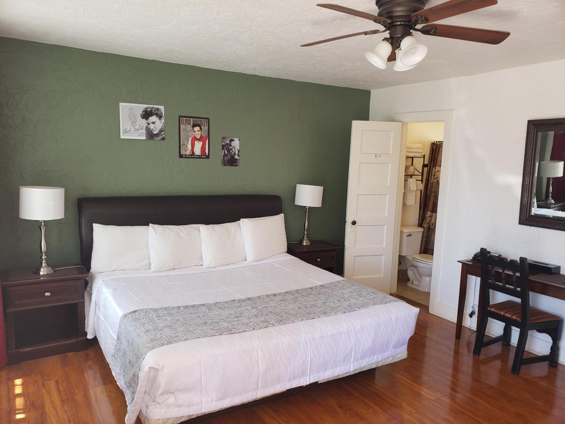 Deluxe Inn photo 15