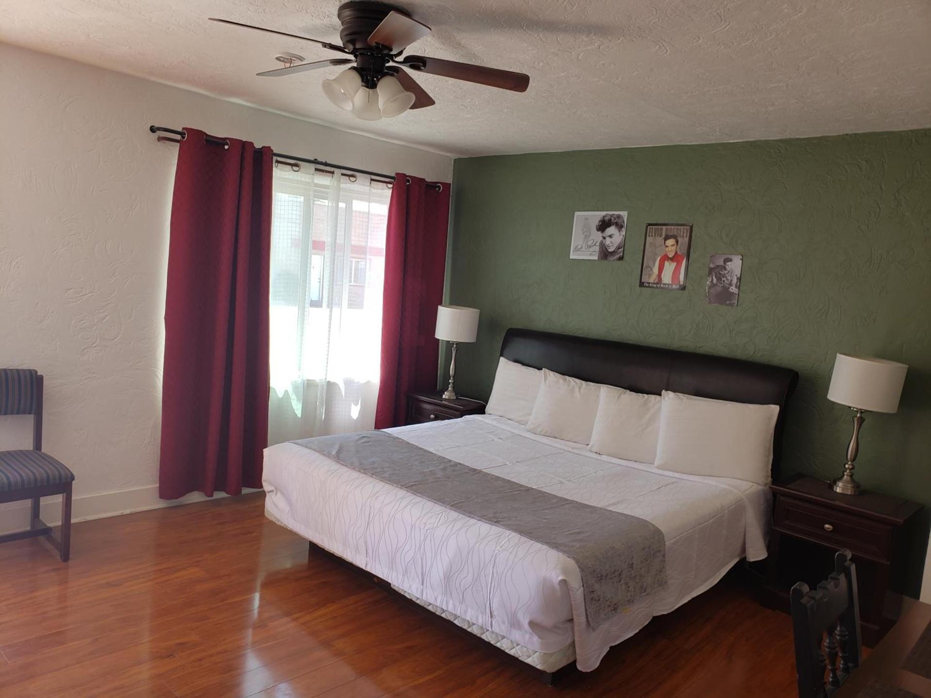 Deluxe Inn photo 14