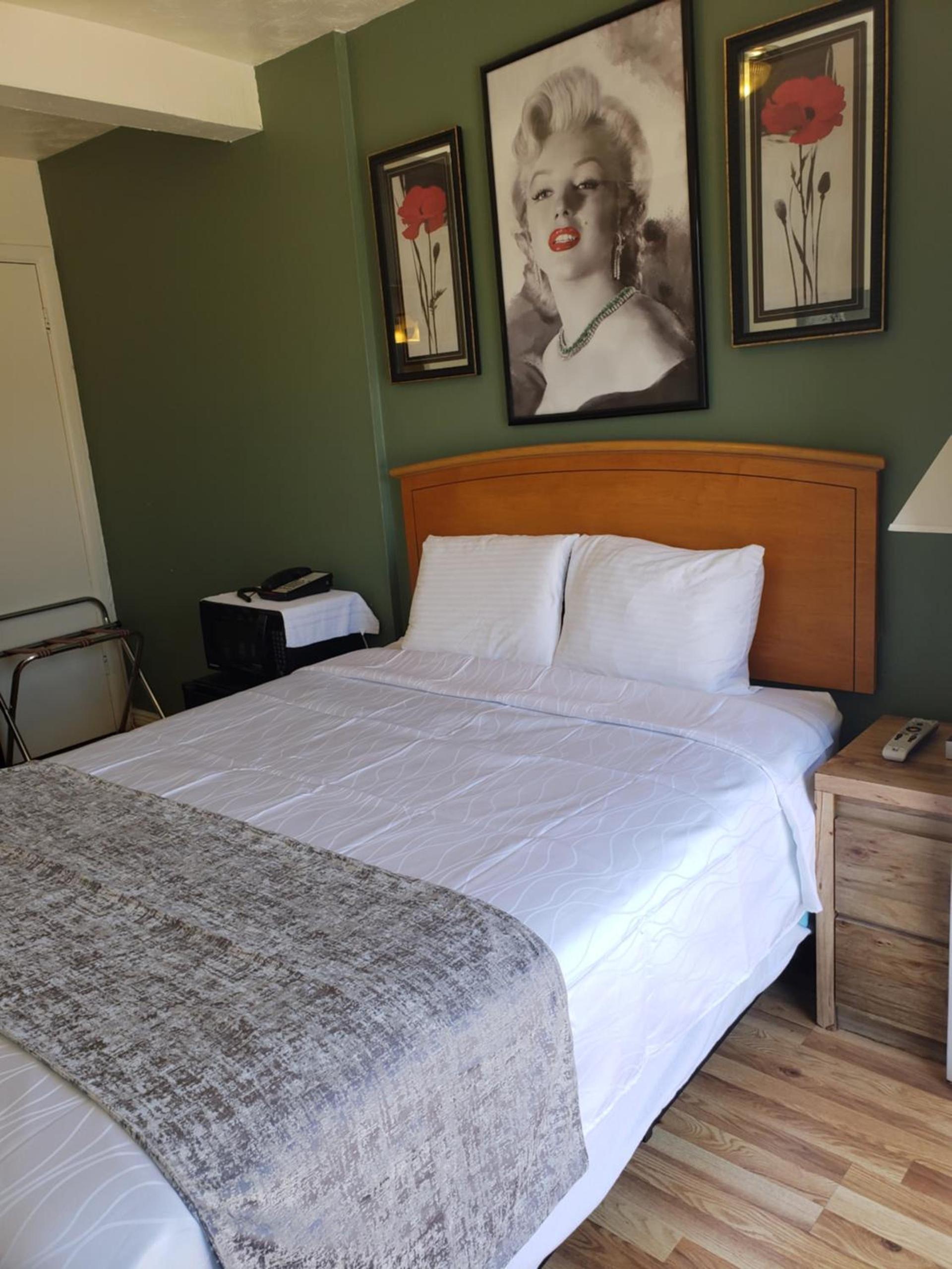 Deluxe Inn photo 11