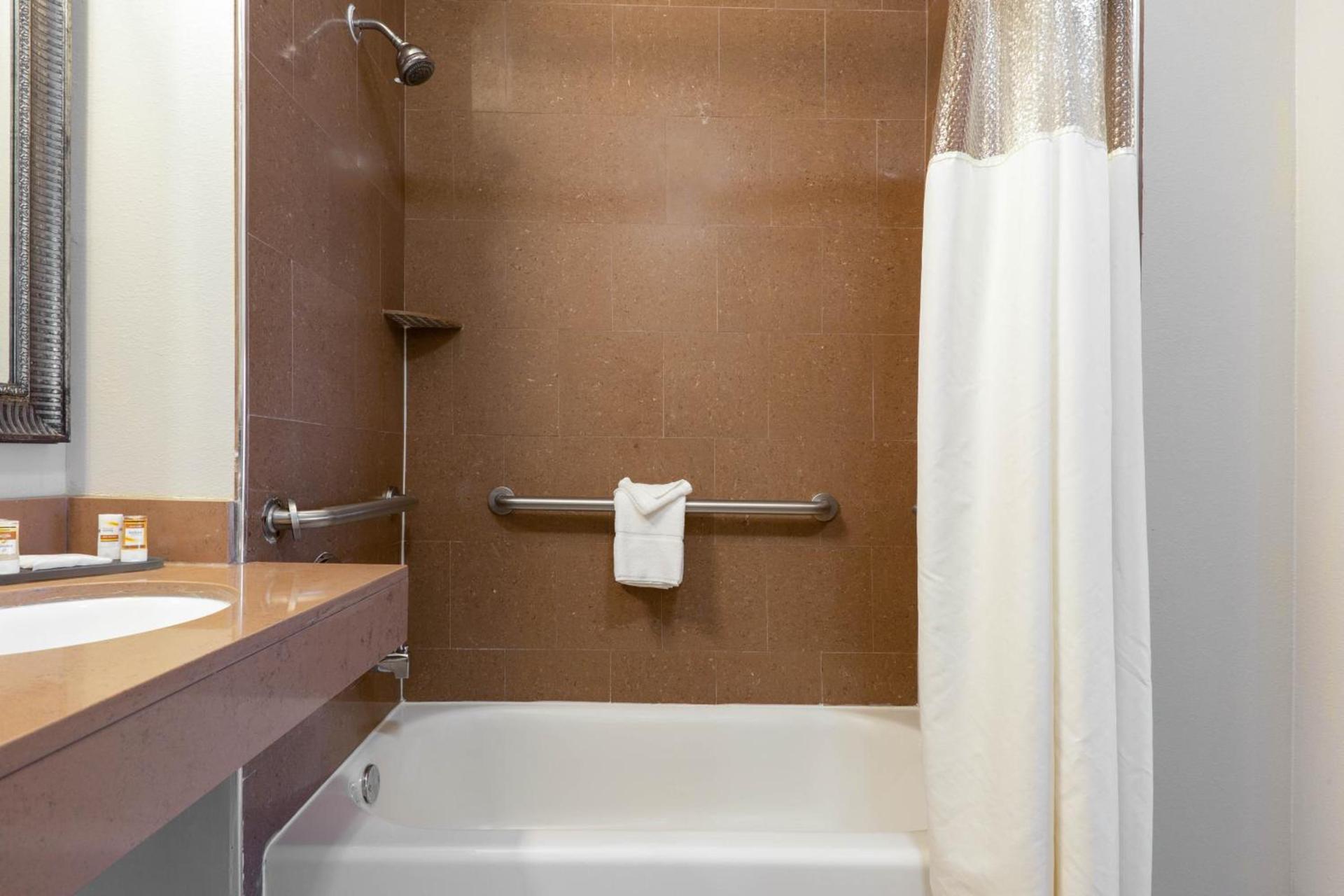La Quinta by Wyndham Alvin photo 29
