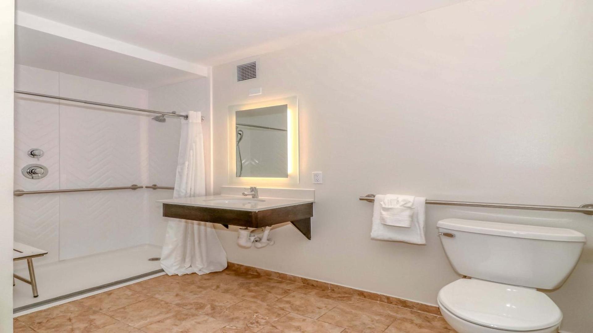 Holiday Inn Resort Oceanfront at Surfside Beach by IHG photo 30