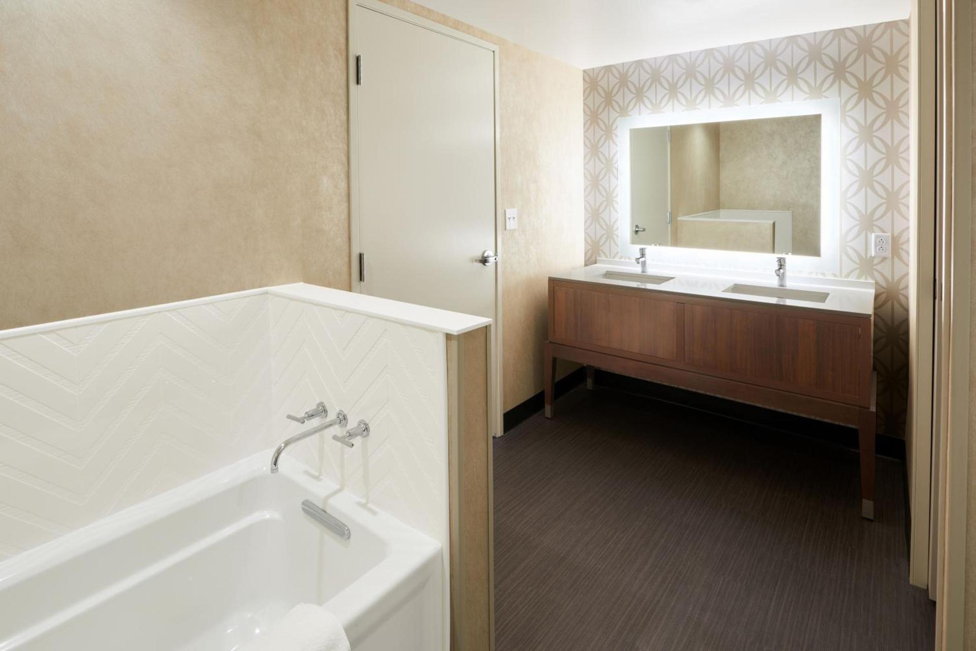 Holiday Inn & Suites Philadelphia W - Drexel Hill by IHG photo 63