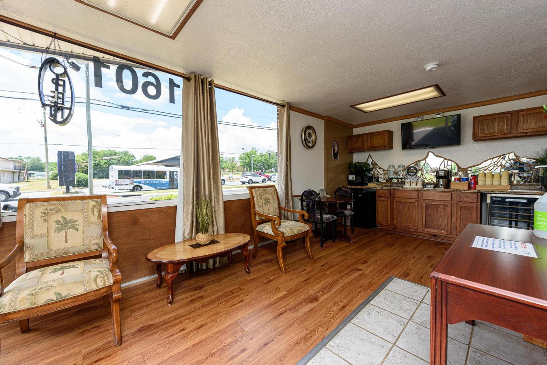 Guest Inn Rogers photo 8