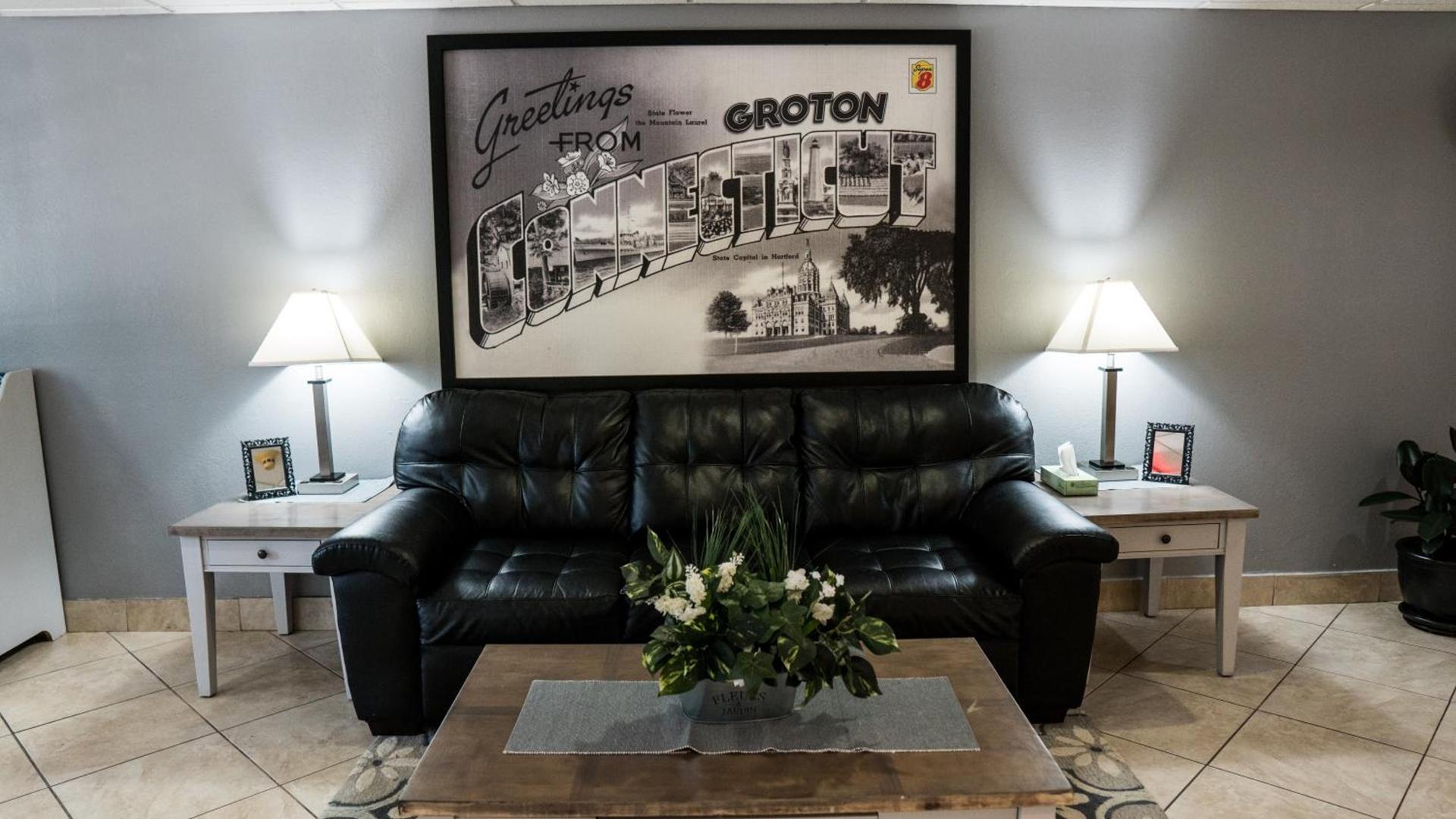 Super 8 by Wyndham Groton photo 2