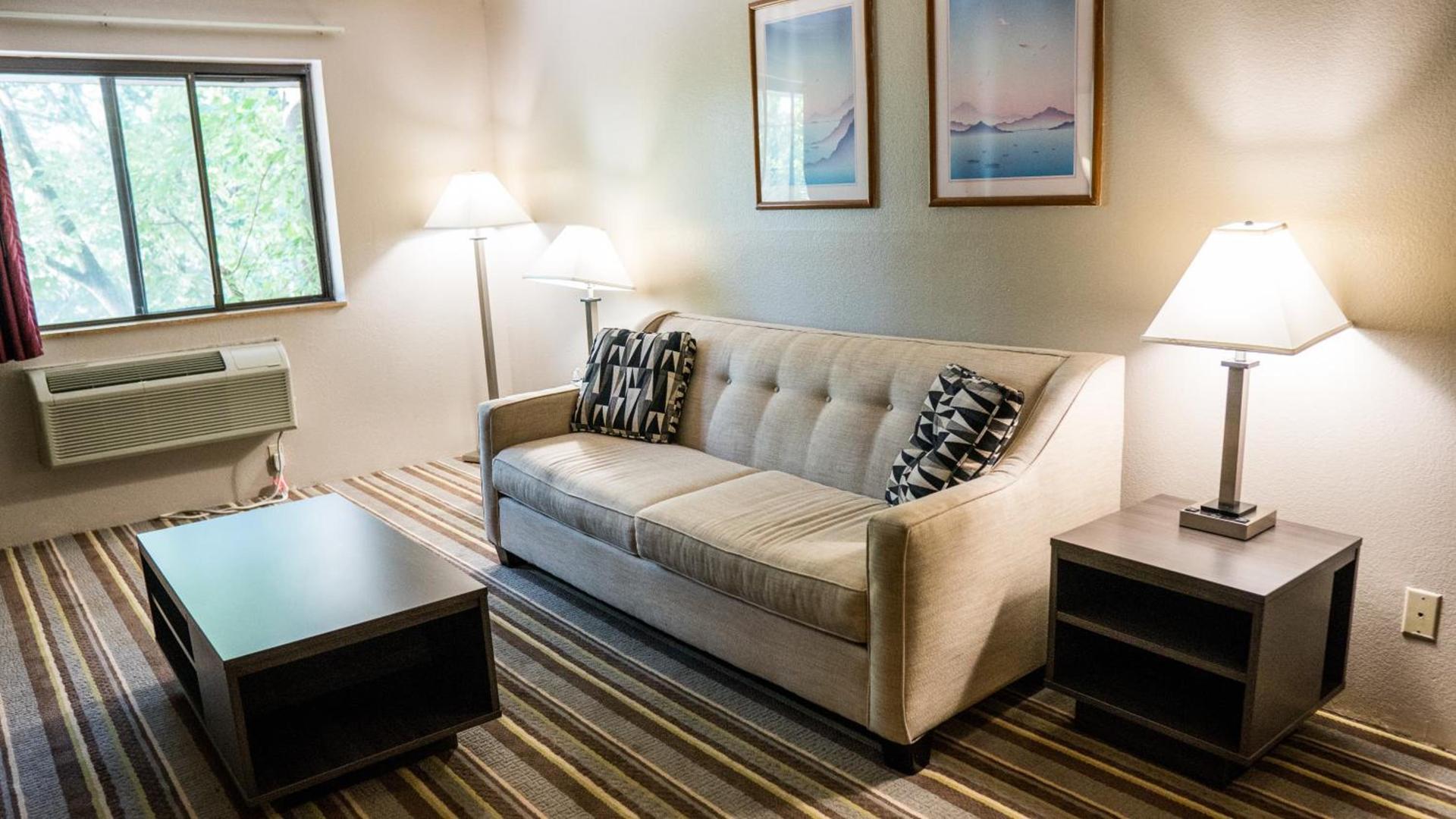 Super 8 by Wyndham Groton photo 11