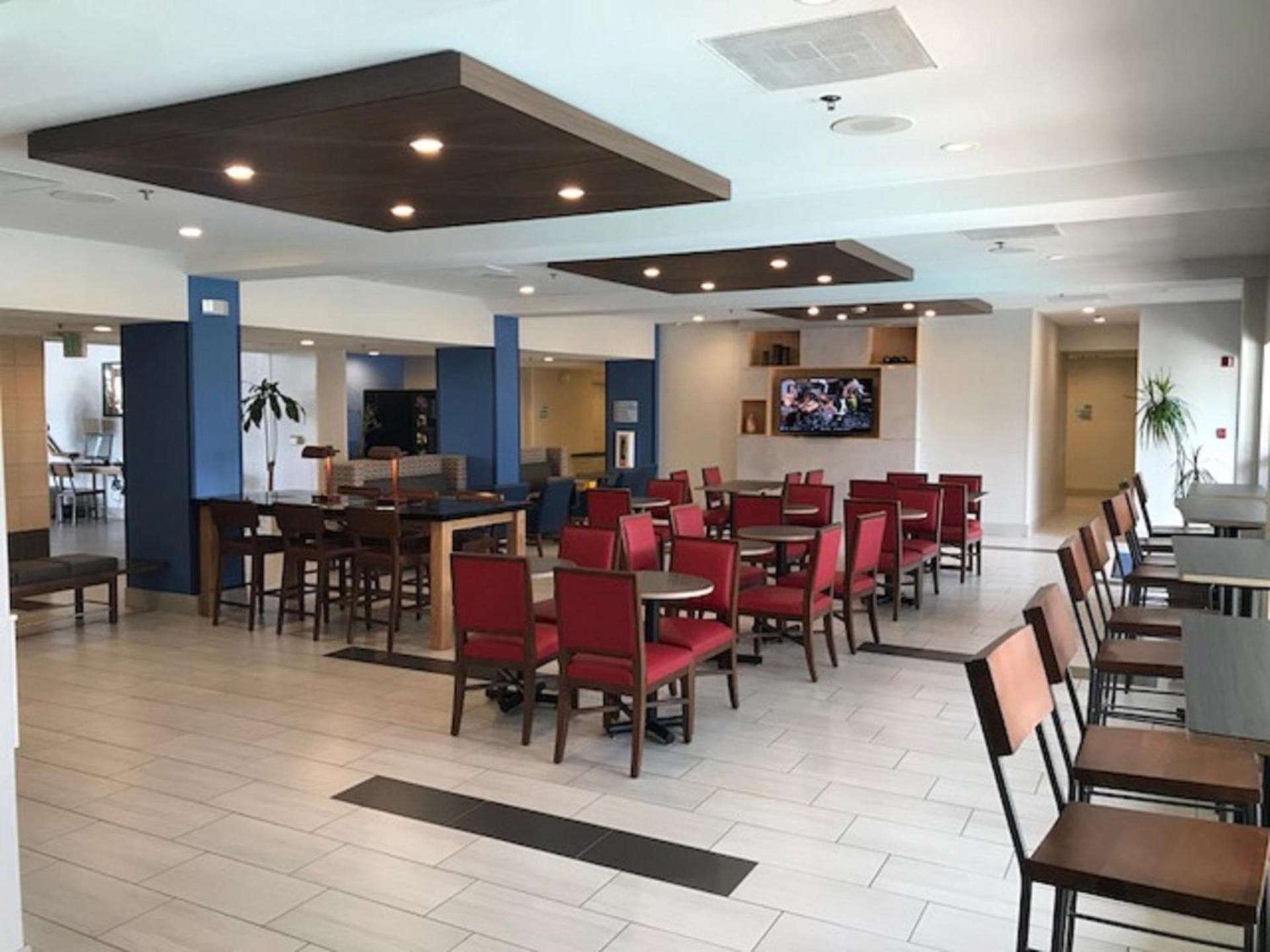 Holiday Inn Express & Suites Tracy by IHG photo 3