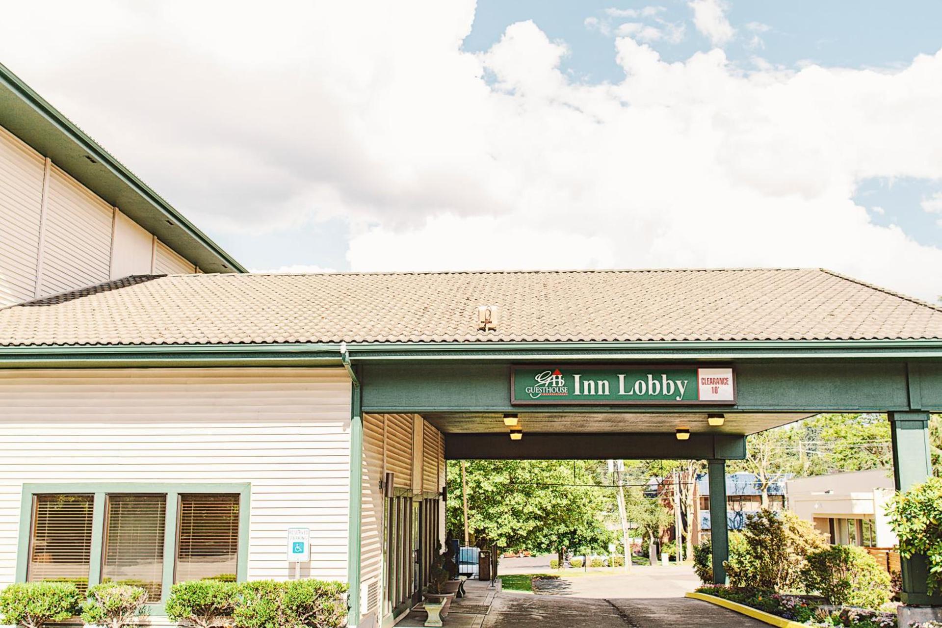 Lavissh Inn and Suites photo 4