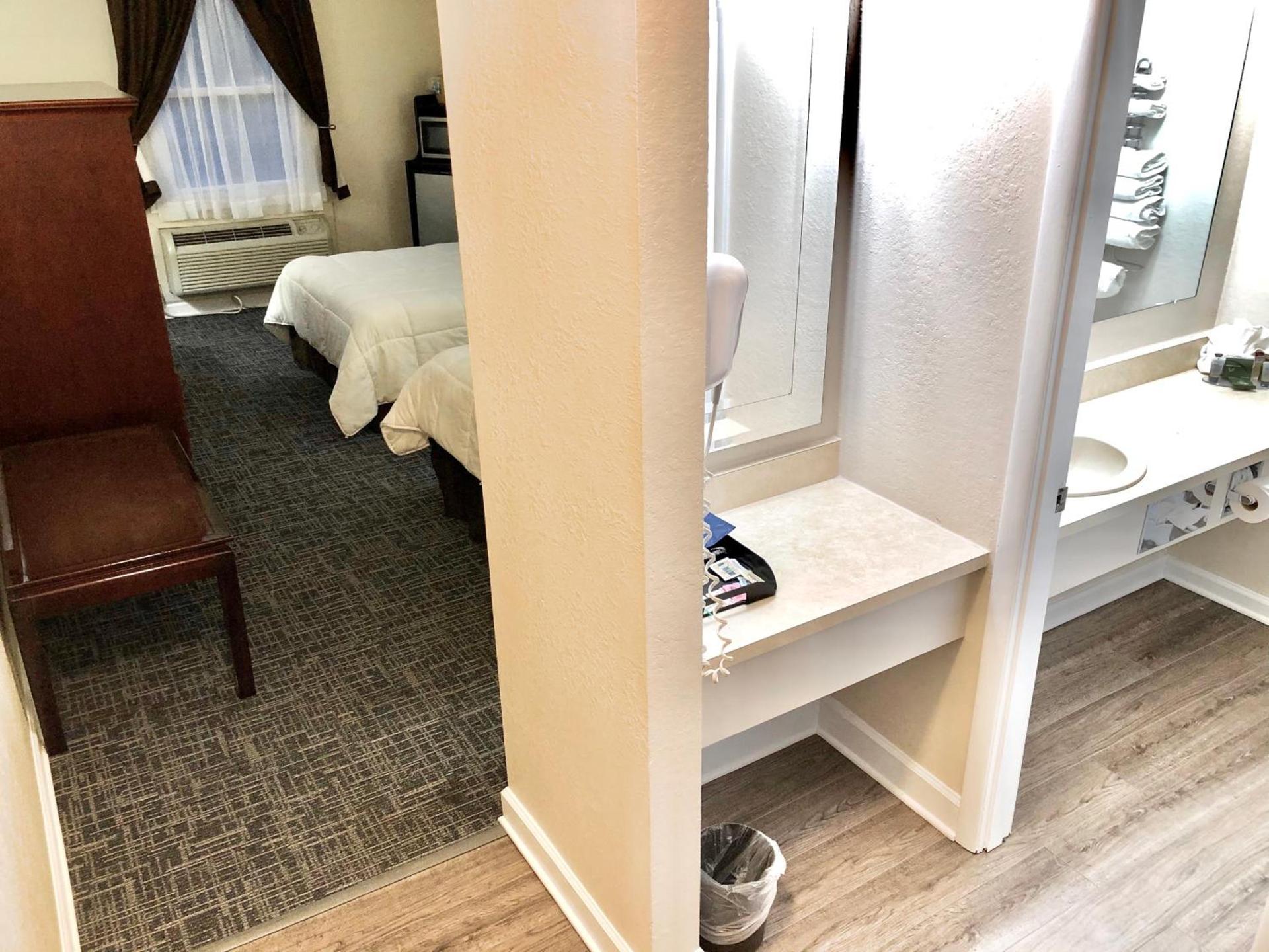 Bicentennial Inn photo 10