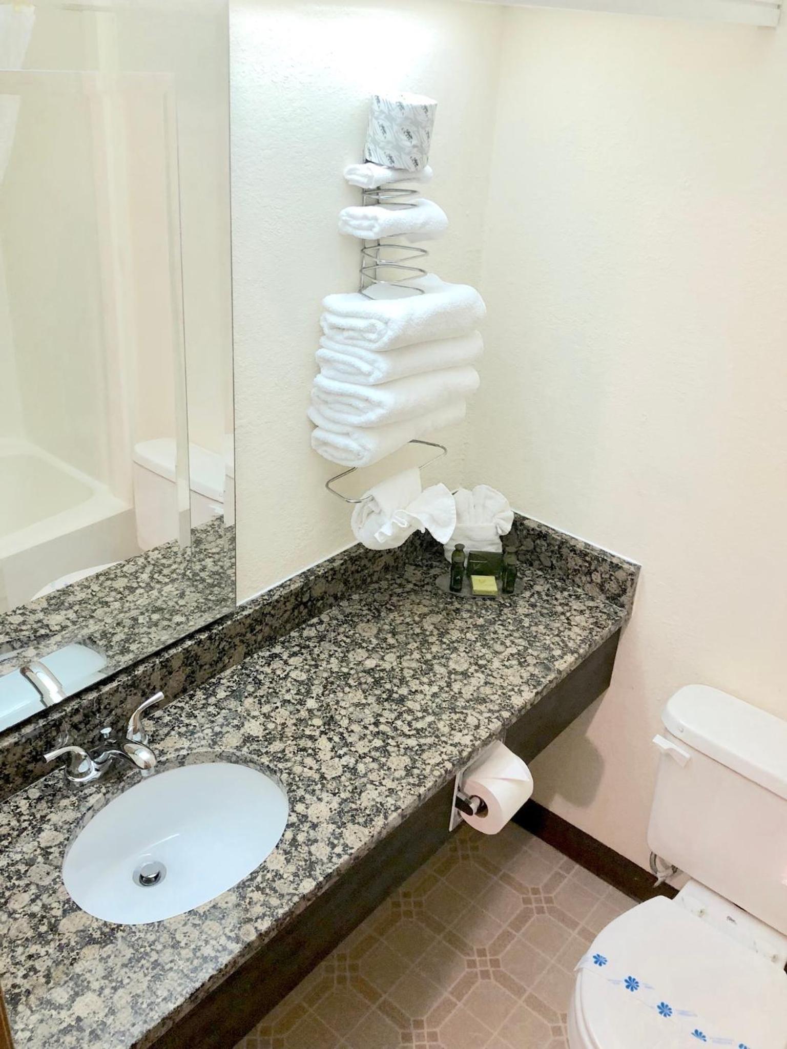 Bicentennial Inn photo 14