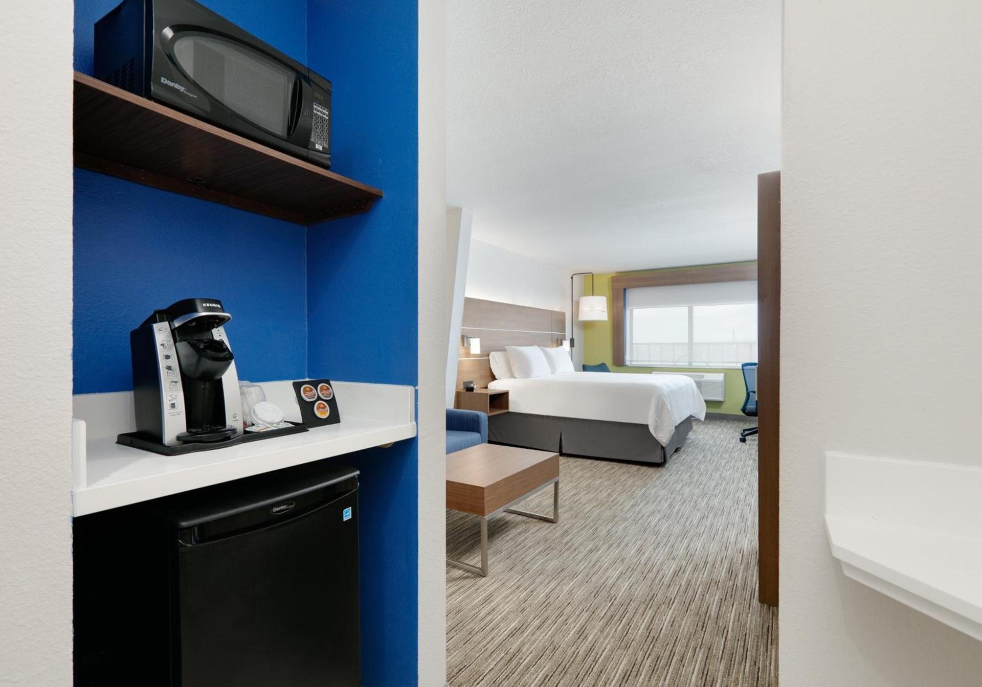 Holiday Inn Express & Suites San Antonio NW near SeaWorld by IHG photo 37