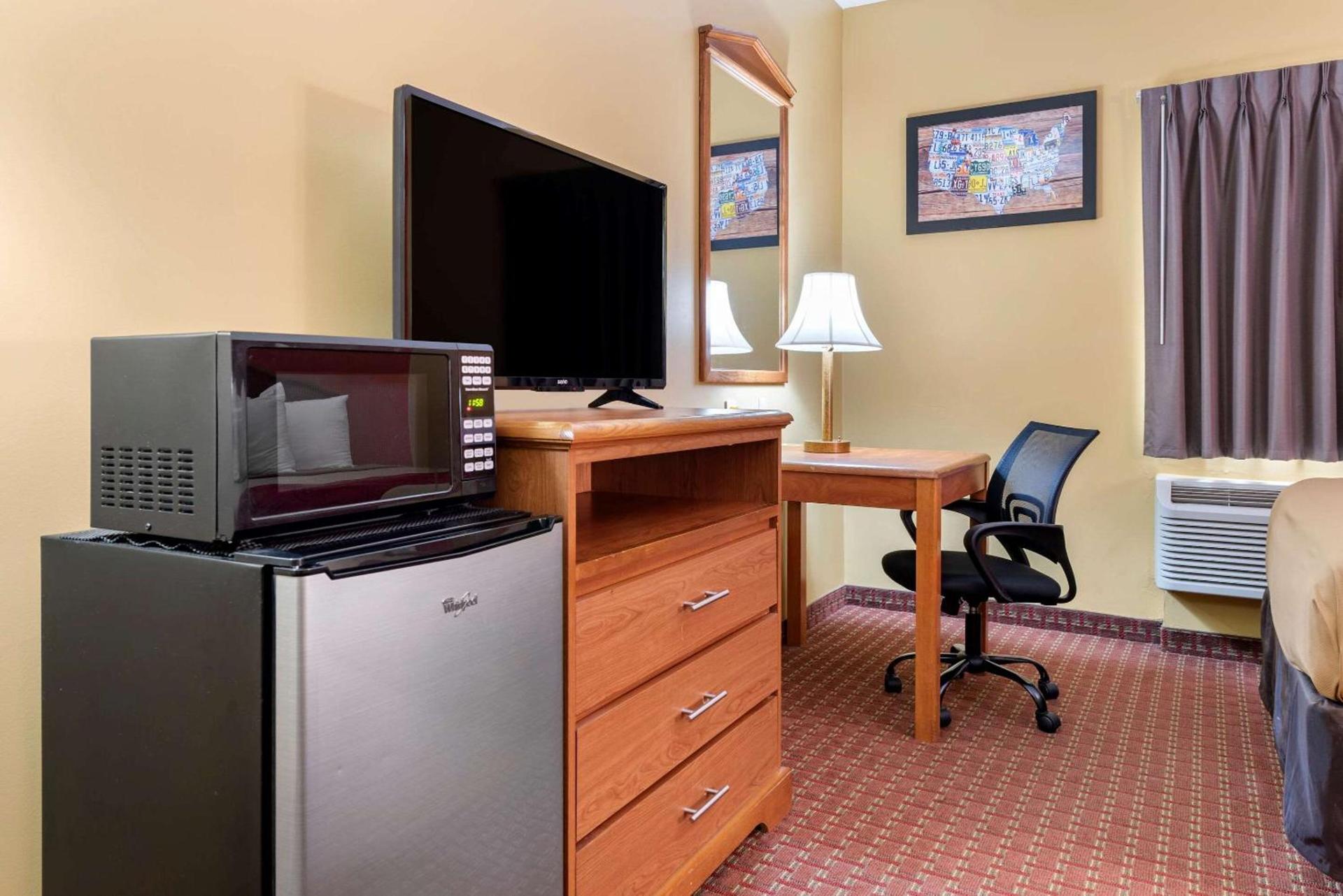 Econo Lodge Louisville Airport photo 7