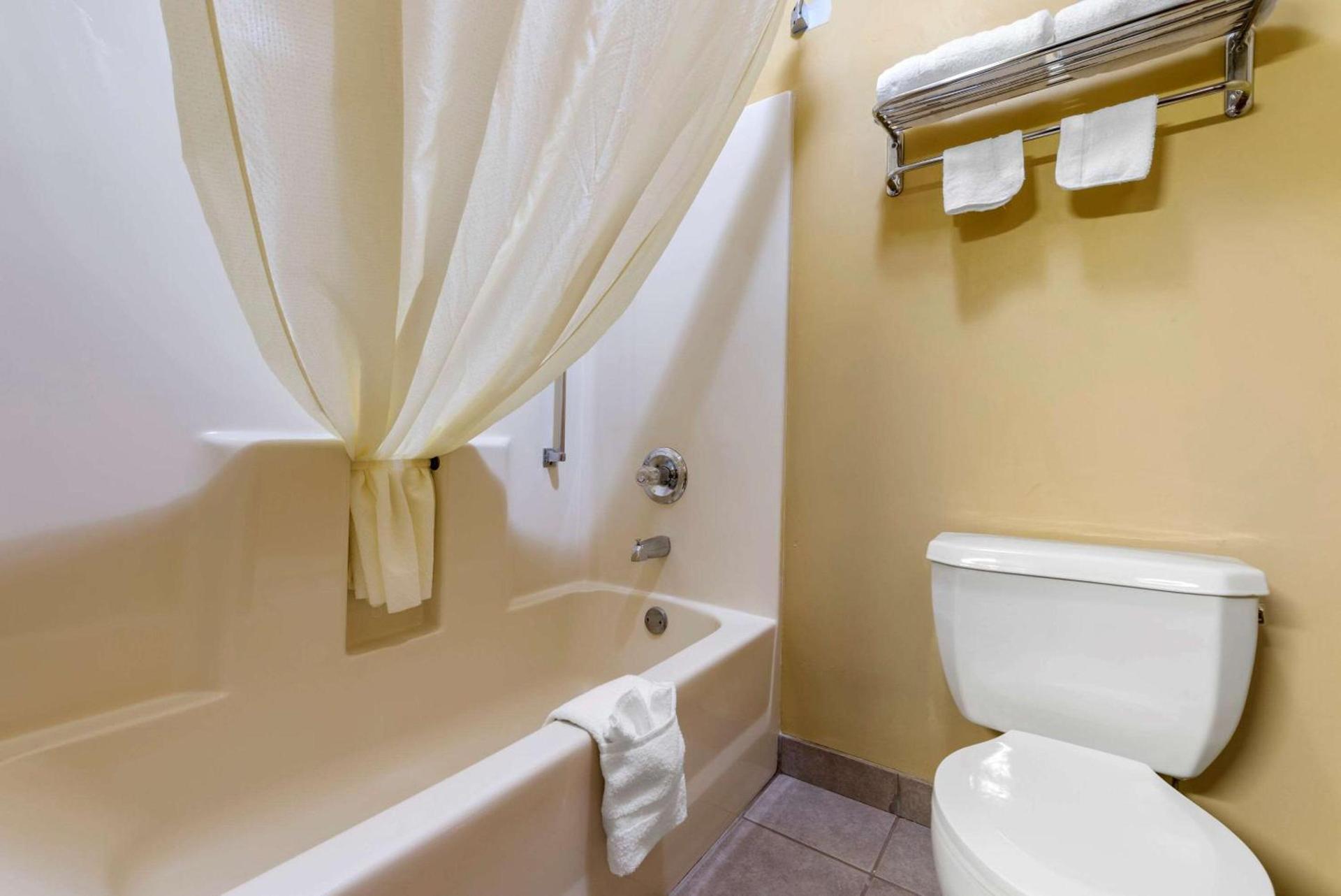 Econo Lodge Louisville Airport photo 10