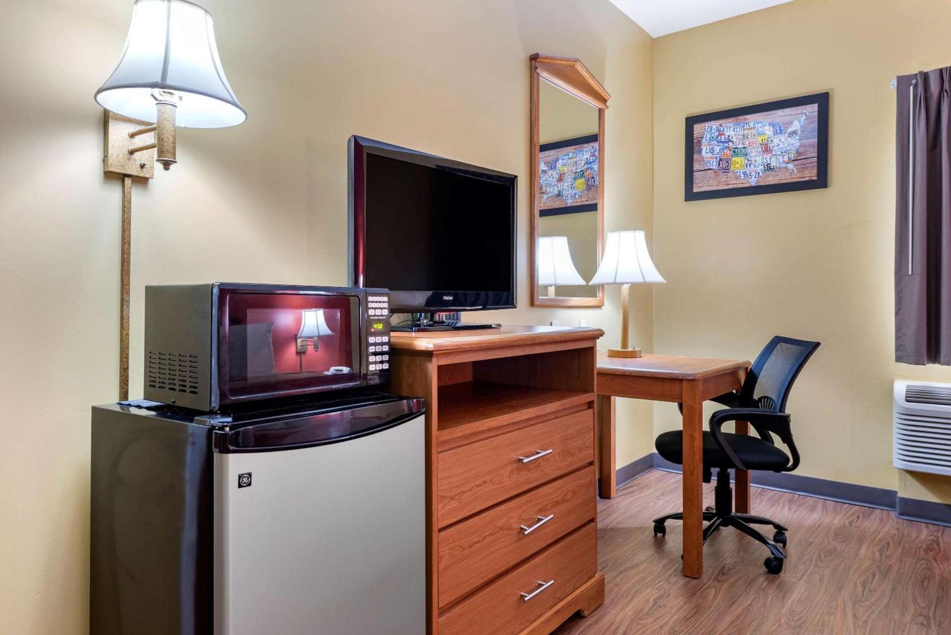 Econo Lodge Louisville Airport photo 12