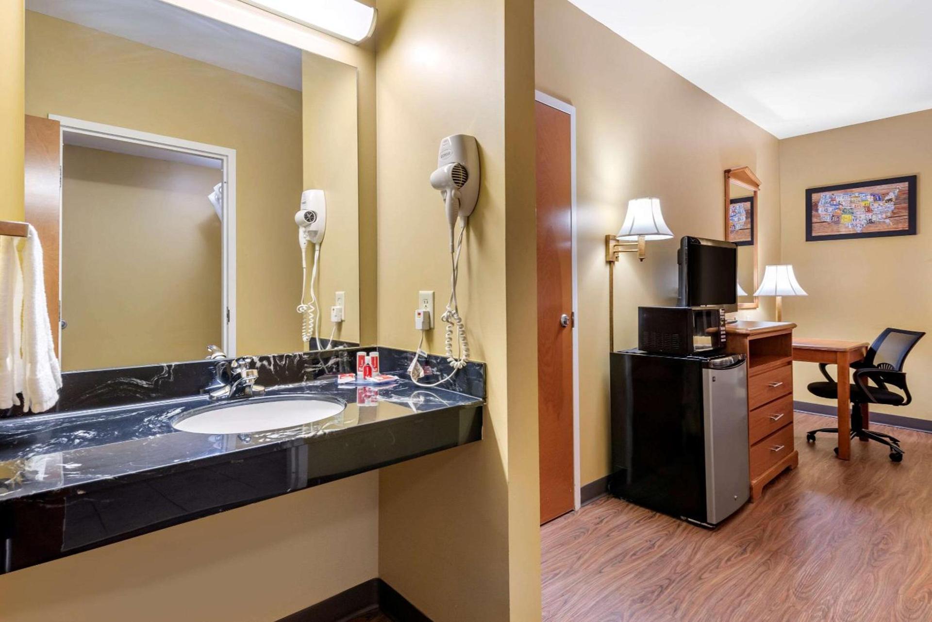 Econo Lodge Louisville Airport photo 13
