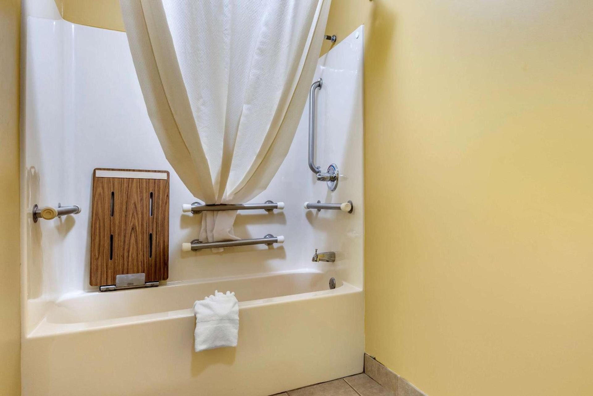 Econo Lodge Louisville Airport photo 14