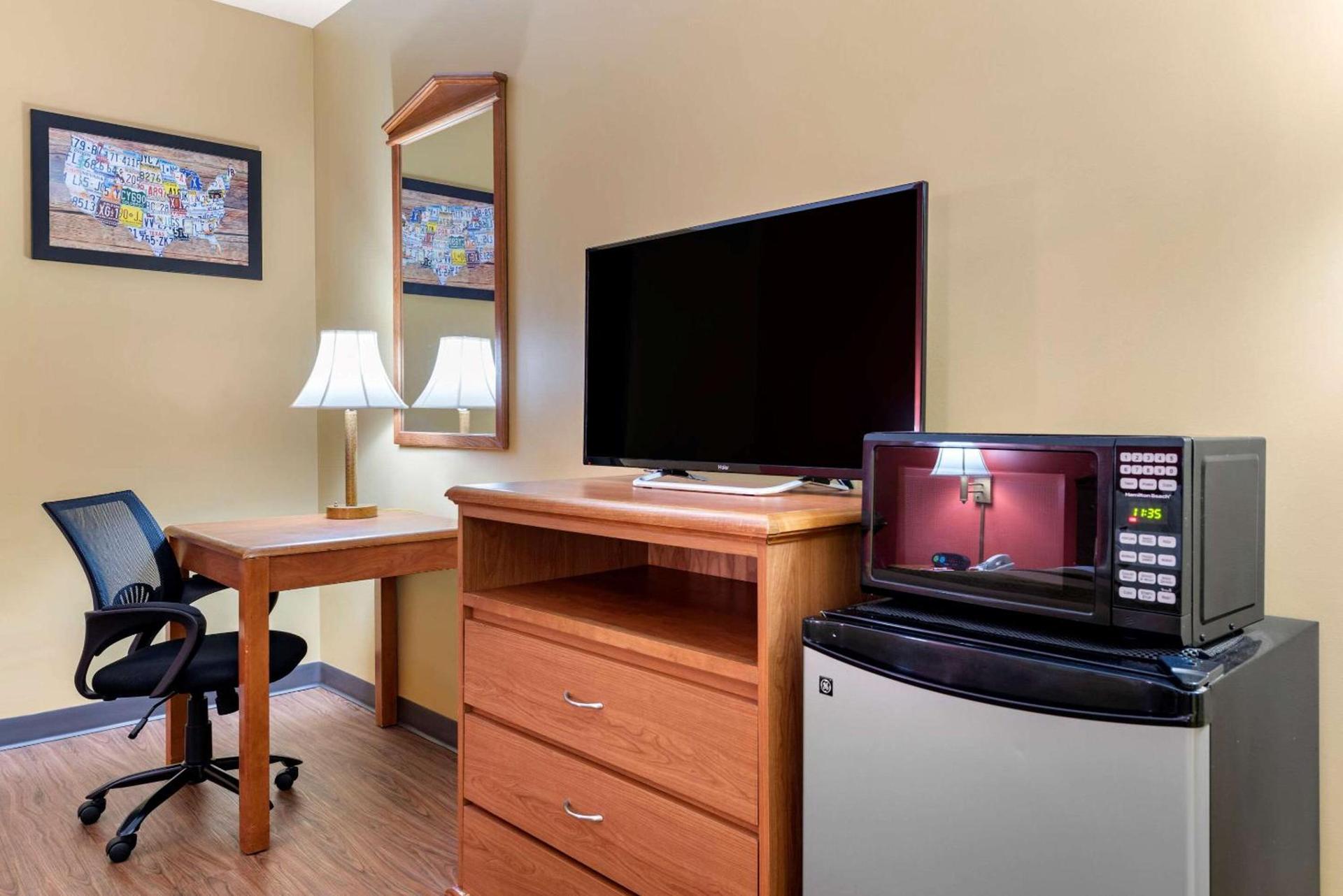 Econo Lodge Louisville Airport photo 18