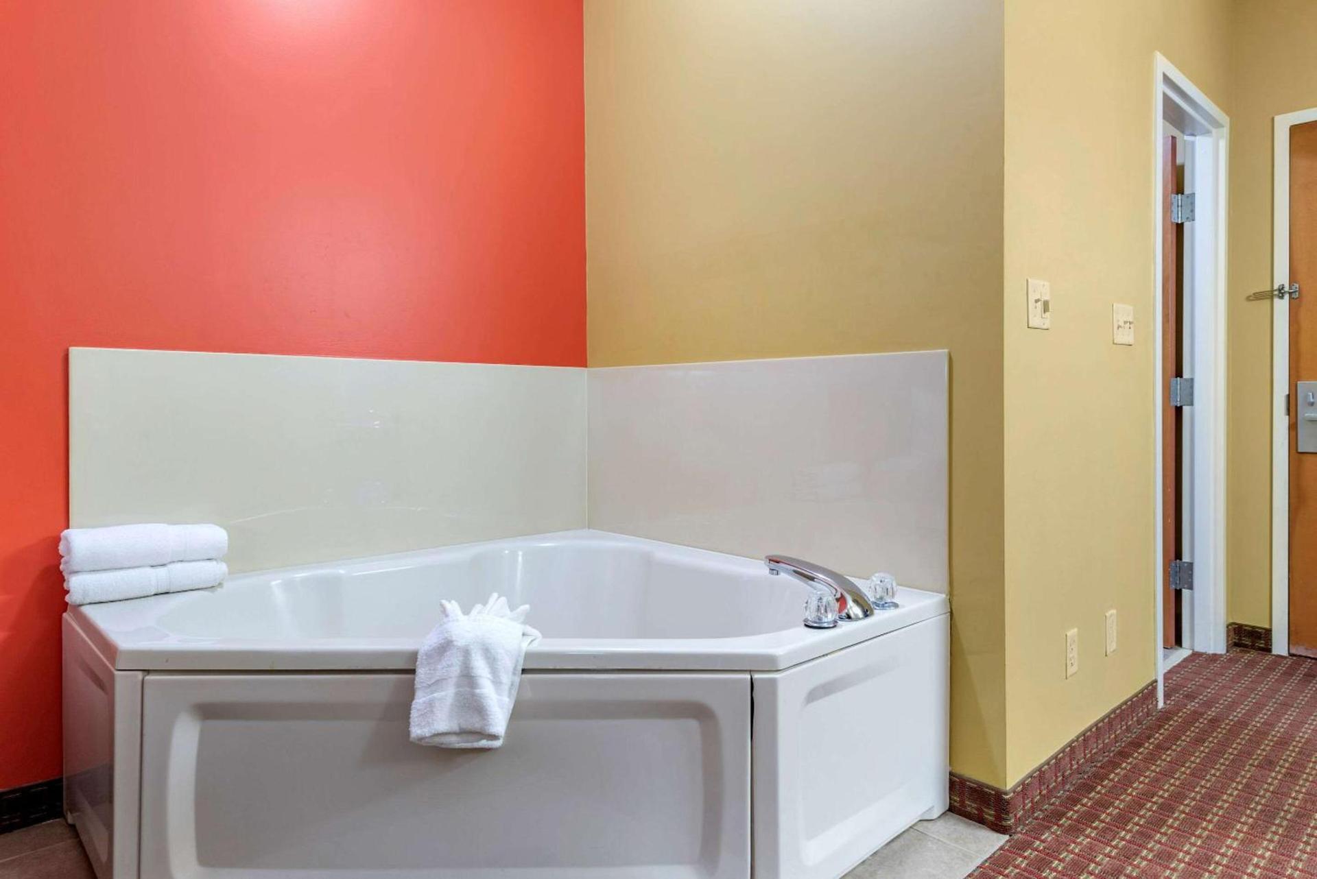 Econo Lodge Louisville Airport photo 22