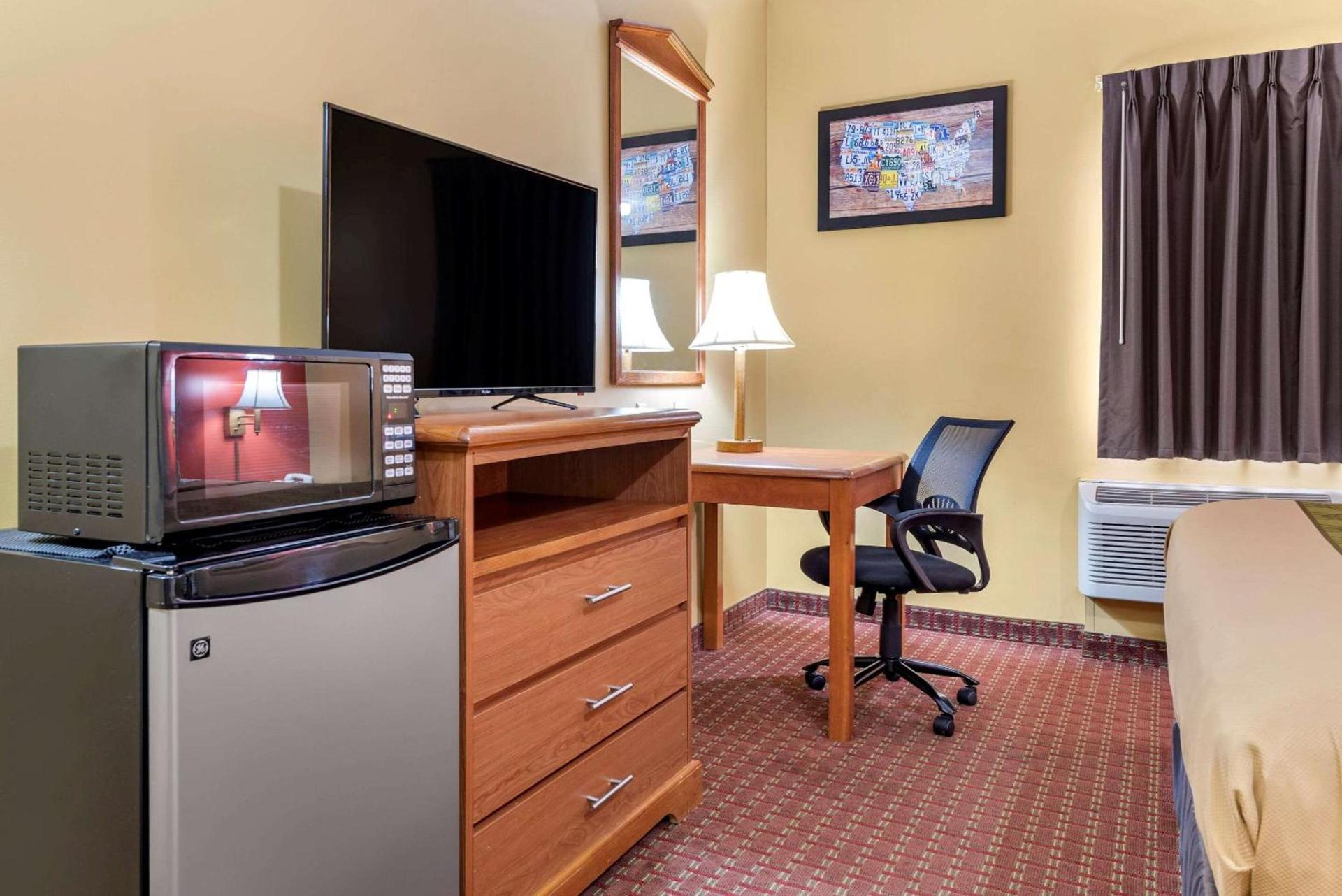 Econo Lodge Louisville Airport photo 23