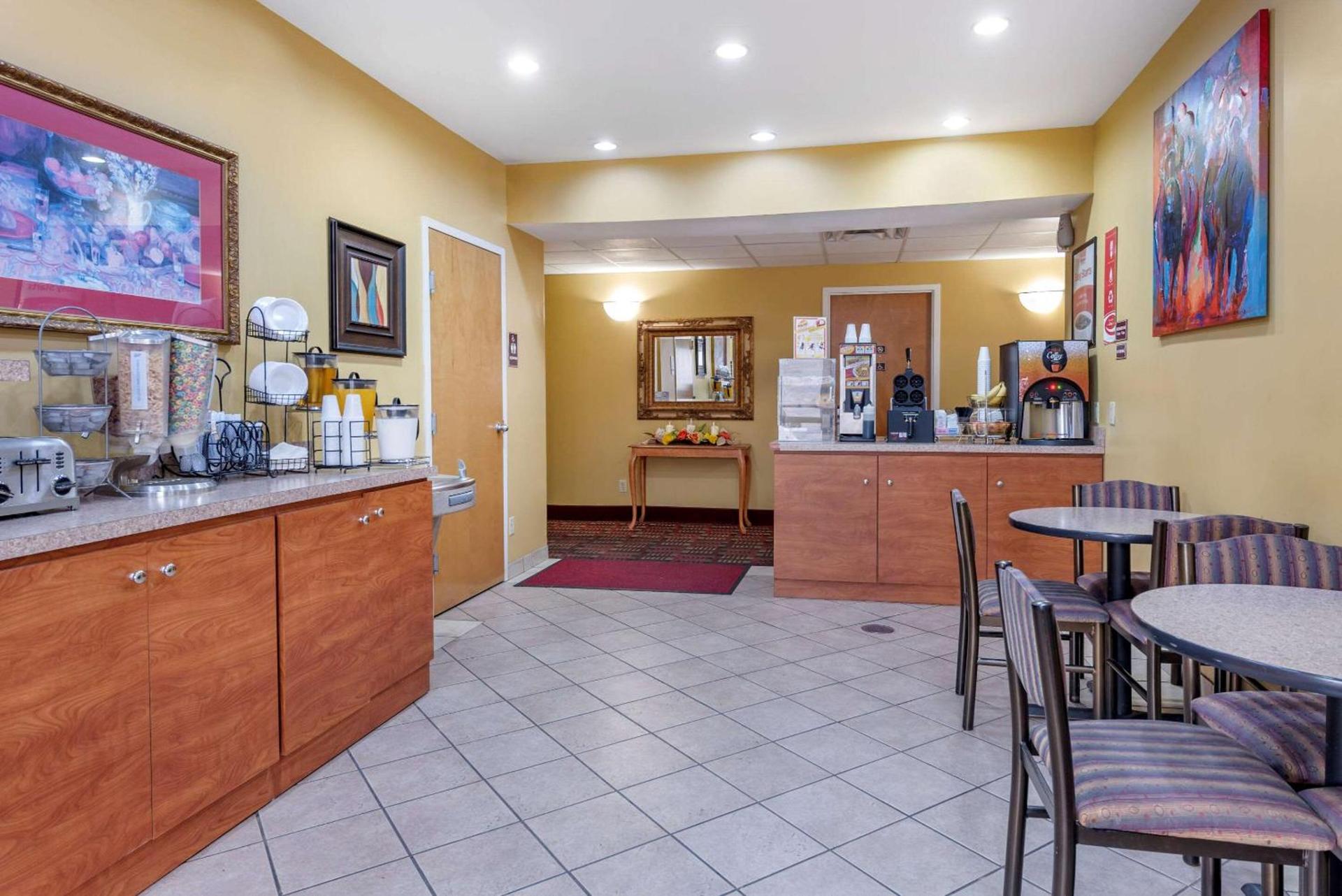 Econo Lodge Louisville Airport photo 26