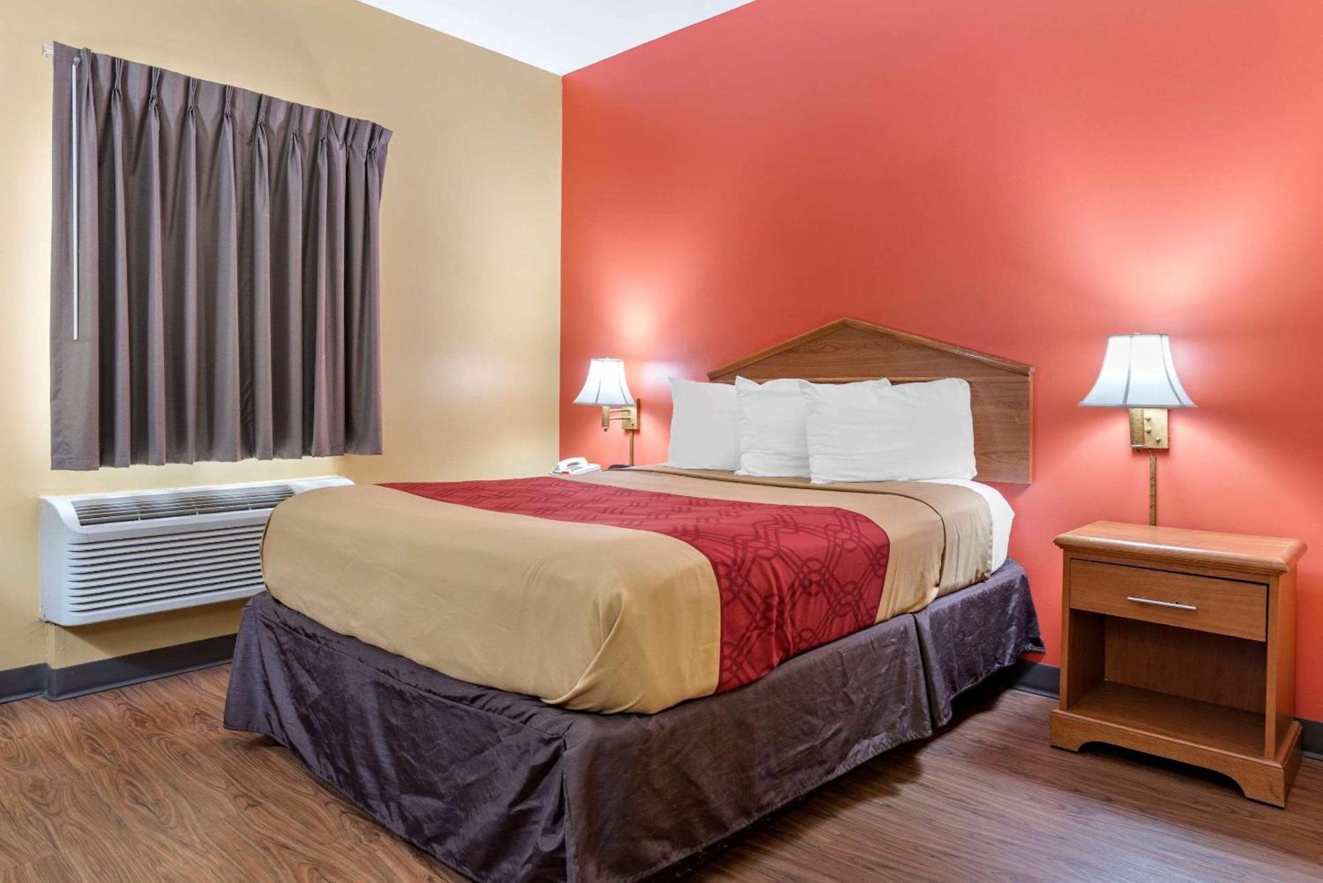 Econo Lodge Louisville Airport photo 11